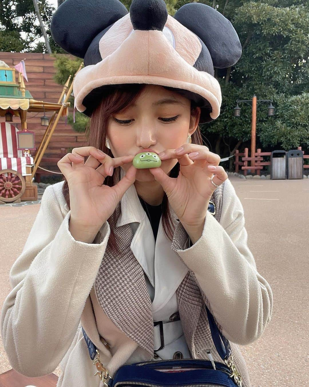 御寺ゆきのインスタグラム：「はむっ。☺️☺️ . #ディズニー #ディズニーランド #disney #親友ちゃんと #リトルグリーメン #休日」