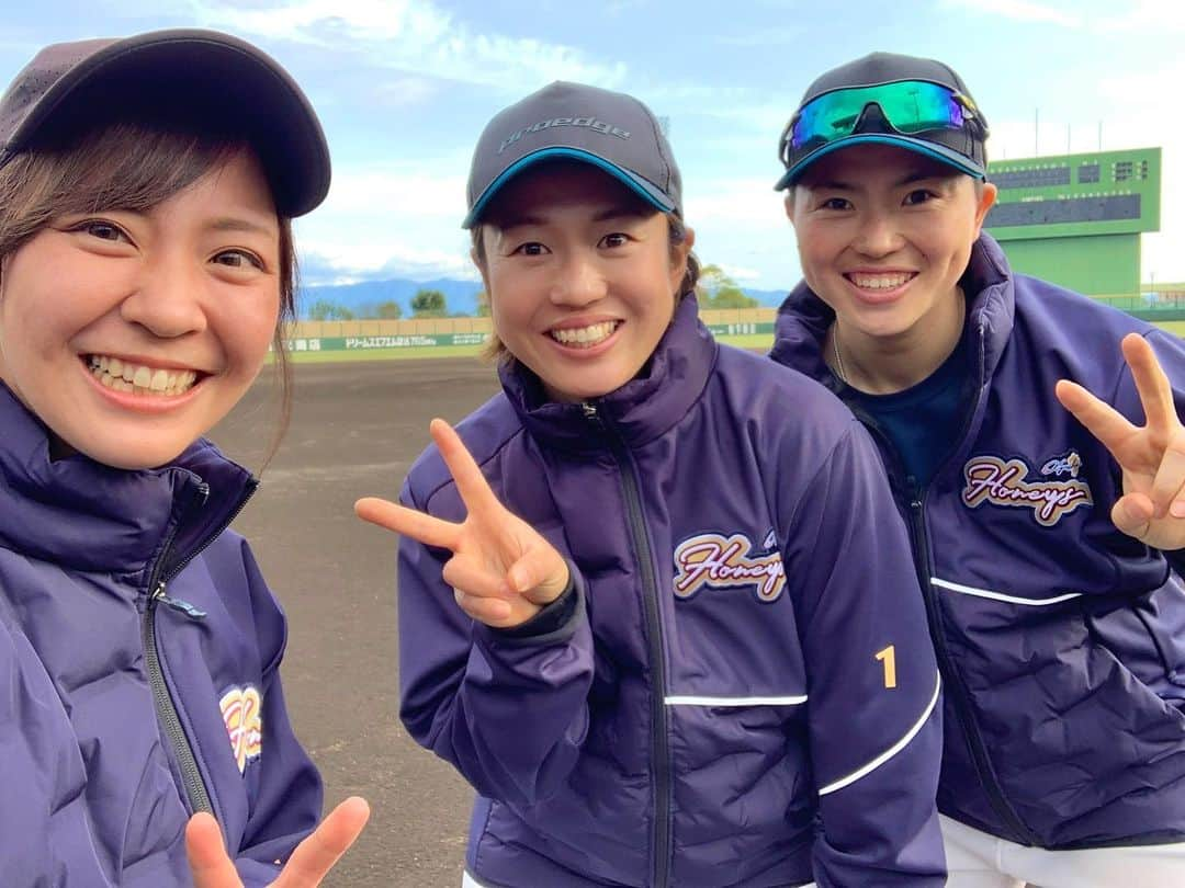 上杉あずささんのインスタグラム写真 - (上杉あずさInstagram)「. #九州ハニーズ 🍯🧸⚾️ #川端友紀 選手と #楢岡美和 選手と♡♡ お2人はじめ、九州ハニーズのチームメイト達に刺激を受けながら、学びながらの日々です🌷  実は先週、水曜と土曜に試合がありました。私としては、九州ハニーズで挑む試合は初めてでした☺️(合流初日の合同練習試合を除く)  ✔︎水曜の #神村学園 女子硬式野球部戦では、リリーフで1イニングを投げ、無安打1四球無失点 ✔︎土曜の #折尾愛真 戦では、Wヘッダーの2試合目に先発し、2イニングを投げ、1安打3四球1奪三振2失点  神村学園戦は、いろいろ初めての状況に戸惑ったり、慌てたりしながらも、ストレートは思いっきり投げ込めました。フライアウトで打ち取れたのは良かった。とりあえず無事に"初登板"出来たことが何より嬉しかったです。  中2日で挑んだ折尾愛真戦では、1イニング目、ストライクが入らなくてモヤモヤ。打者ではなく、恐らく自分の弱さと戦ってしまっていました。2イニング目にセットポジションからノーワインドアップに変えて、気持ち的に前に投げ込めるようになったのが心なしか修正点。 経験不足がマウンド上での不安になってしまい、技術も足りないけど、それ以前の問題も露呈したので、しっかり潰していかないと戦力にはなれないなとヒシヒシ痛感。  良いも悪いも全てが経験だし、気持ちと身体のコントロールもこれから覚えていかないといけないと思いました。  監督コーチが付いてくれているので、イニングや球数も少しずつ。もっと投げたい、もっと練習したい、そんな欲を抑えながら身体と向き合うこともまた勉強。たった1イニングでも試合で投げるとビックリするくらい身体に反動が来ていました…。自分を知り、押し上げて行かねば。自分ののびしろは自分が信じてあげないと💎.*  反省文＆備忘録。 がんばろう！！！  応援よろしくお願いいたします🥺🙏🏼💗  #女子硬式野球 #硬式野球 #女子野球 #女子高校野球 #クラブチーム #九州 #日々進歩 #野球ノート #練習試合 #初登板 #至急四球を減らしたい」4月4日 21時33分 - azumacks