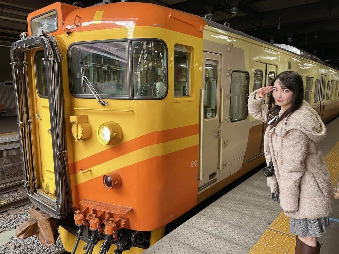 伊藤桃さんのインスタグラム写真 - (伊藤桃Instagram)「【#115系 #しなの鉄道 】 ろくもんを降りたあとの長野駅ショット🌱 この後は再び、しなの鉄道さんに乗って、上田駅を目ざしました。 嬉しきことに115系が入線(*ˊ˘ˋ*)｡♪:*° * 1.2.3.4枚目: 今回は#台湾鉄路管理局 EMU100型電車をイメージしたラッピング！ 台湾鉄路管理局としなの鉄道は友好協定を結んでいるのです。 中は115系のまま☺️ * 5枚目: 動画でも話していましたが、長野駅に着くといつもいい香りがする…駅そば🙊 いつかいきたーい！ 6枚目: 駅に停まっていた383系電車☺️♥ 7枚目: 長野駅ではこんな展示も。 新幹線イヤーなんですなあ * 8枚目: 再び115系にのって上田へ… 9枚目: 坂城駅では… #169系 が！しかもトップナンバー🥰 しなの鉄道で現役を終えた169系。こちらで余生をおくっています。 10枚目: レトロで気になった西上田駅。 * あっという間に列車は上田駅へ… つづく(●︎´▽︎`●︎) #しなの鉄道線 #しなの鉄道115系 #車窓から #車窓からの景色 #車窓からの風景」4月4日 21時36分 - itomomo_tetsu