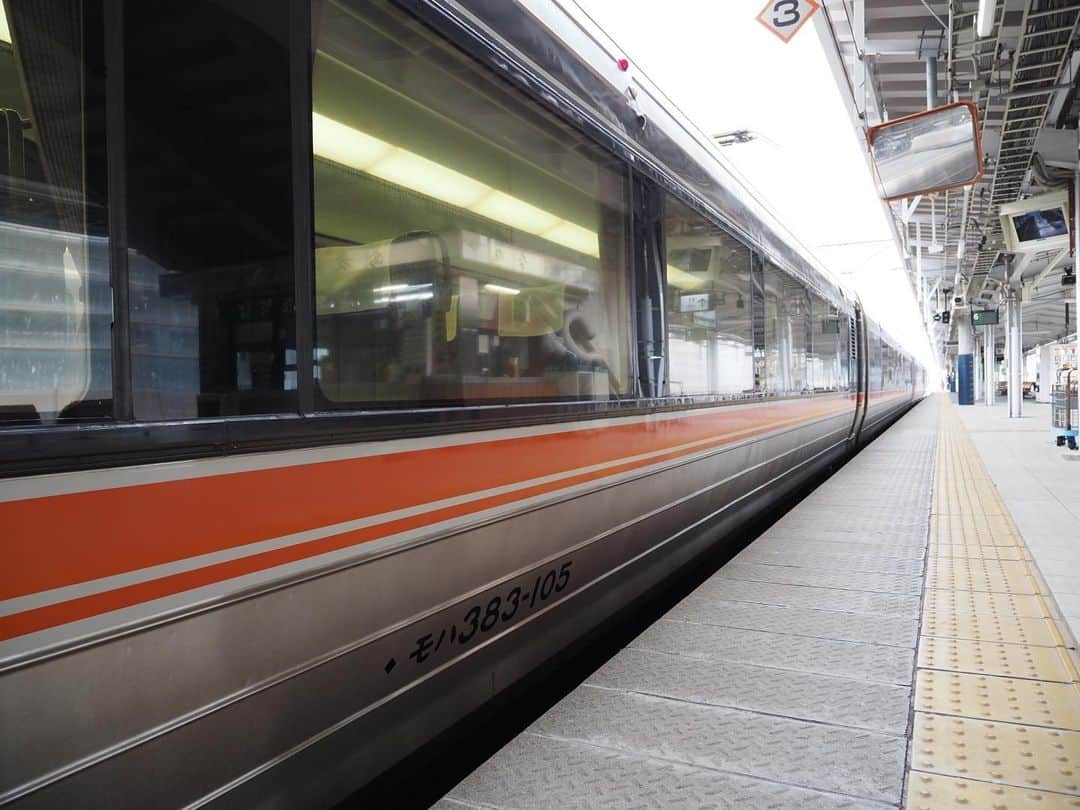 伊藤桃さんのインスタグラム写真 - (伊藤桃Instagram)「【#115系 #しなの鉄道 】 ろくもんを降りたあとの長野駅ショット🌱 この後は再び、しなの鉄道さんに乗って、上田駅を目ざしました。 嬉しきことに115系が入線(*ˊ˘ˋ*)｡♪:*° * 1.2.3.4枚目: 今回は#台湾鉄路管理局 EMU100型電車をイメージしたラッピング！ 台湾鉄路管理局としなの鉄道は友好協定を結んでいるのです。 中は115系のまま☺️ * 5枚目: 動画でも話していましたが、長野駅に着くといつもいい香りがする…駅そば🙊 いつかいきたーい！ 6枚目: 駅に停まっていた383系電車☺️♥ 7枚目: 長野駅ではこんな展示も。 新幹線イヤーなんですなあ * 8枚目: 再び115系にのって上田へ… 9枚目: 坂城駅では… #169系 が！しかもトップナンバー🥰 しなの鉄道で現役を終えた169系。こちらで余生をおくっています。 10枚目: レトロで気になった西上田駅。 * あっという間に列車は上田駅へ… つづく(●︎´▽︎`●︎) #しなの鉄道線 #しなの鉄道115系 #車窓から #車窓からの景色 #車窓からの風景」4月4日 21時36分 - itomomo_tetsu