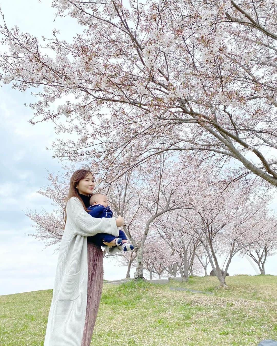 宮内ひかるのインスタグラム：「⁡ 去年と同じ日にお花見🌸🍱 ⁡ ⁡ 去年は👶お腹の中で🤰何センチとかだったのに🌸☺️」