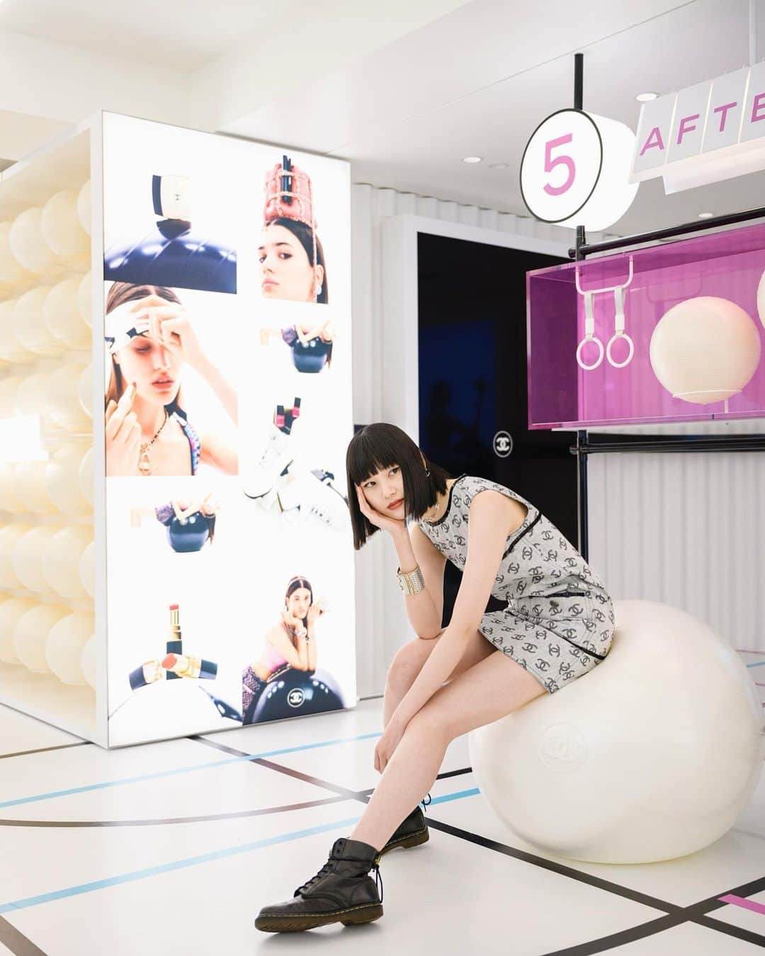 新井貴子のインスタグラム：「CHANEL BEAUTY HOUSE が新たに東京・表参道にopen🌹  CHANELの世界観に包まれたこの空間で、製品を見るだけではなく、実際に触れて試せる。そして、その変化を心ゆくまで楽しめる。 そんな雰囲気がとても素敵でした💘🌈  @chanel.beauty  #シャネルビューティハウス #Chanelbeautyhouse  styled by @ayakaendo  make up by @kie_0  hair by @pyuuuuuu」