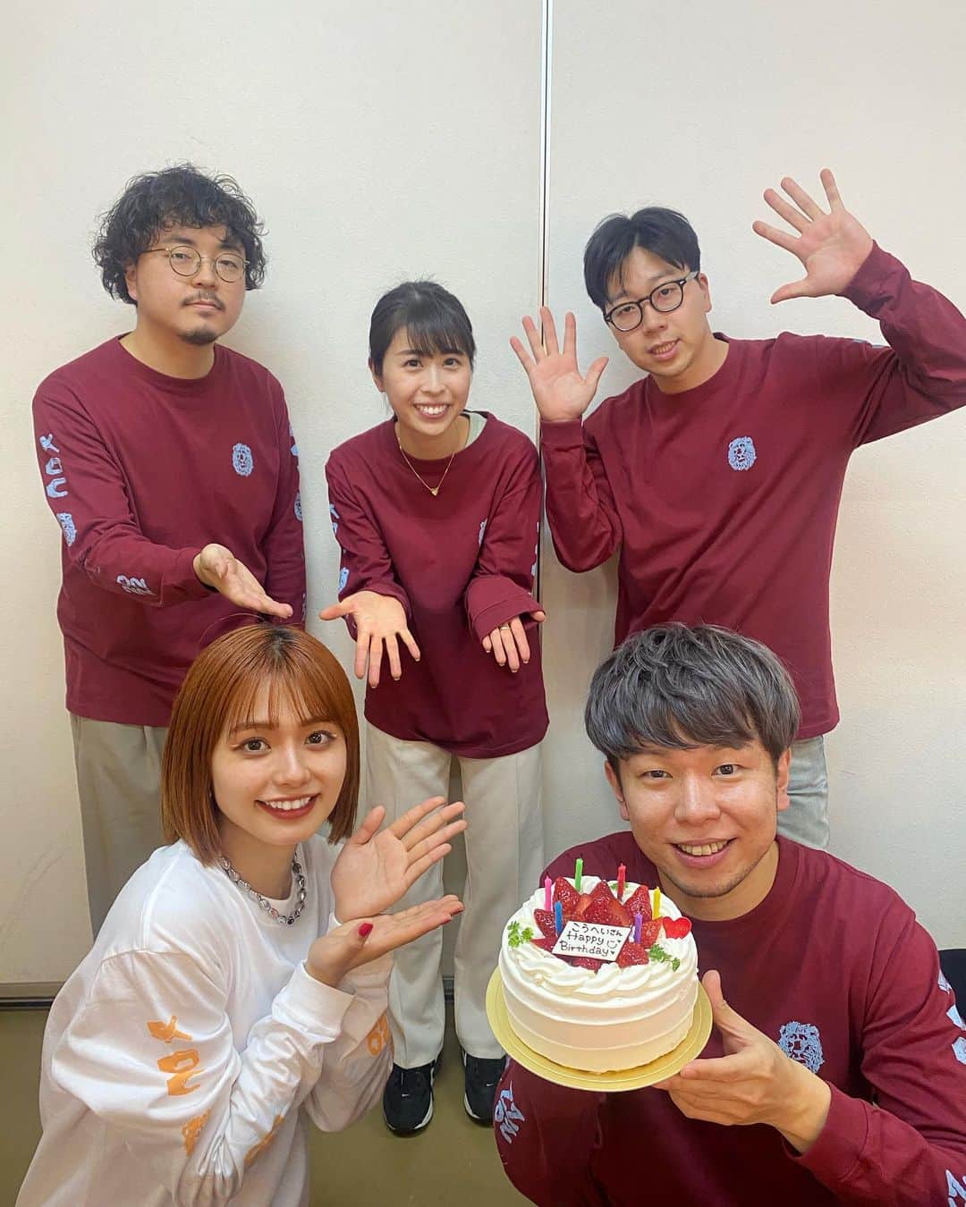 足立佳奈のインスタグラム：「広島、福岡 ❤︎❤︎  2日連続LIVEだなんて、 幸せすぎたぁ。 なかなかさ、 すぐ会えないから、 毎年1年ぶりになっちゃうけど、 それでもいっつもみんなが温かく迎えてくれる🥰😘 ほんとうにありがとう。  そして、 キーボードの宗本康兵さん！！ 早めのお誕生日おめでとうでした！！ これからも、よろしくお願いします🎂」