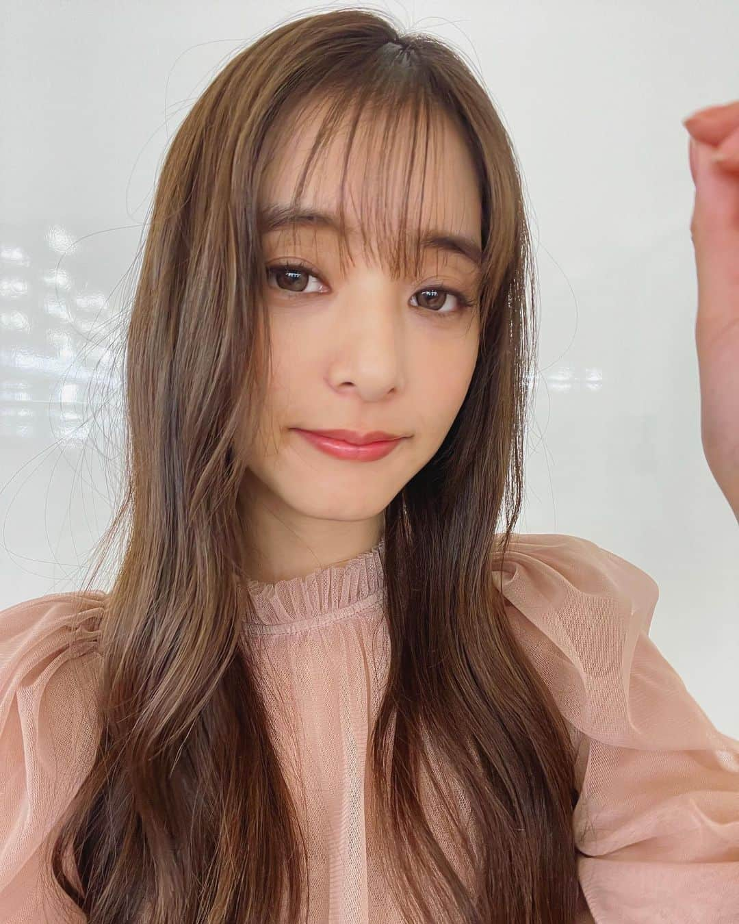 新木優子さんのインスタグラム写真 - (新木優子Instagram)「本日から「"目"の付く駅」にエバーカラーのビジュアルが掲出されています！ 目黒駅・中目黒駅・六本木一丁目駅など、お近くに目の付く駅があればチェックしてみてください☺️  オフショット ピンクの衣装は エバーカラーワンデーナチュラルの【ナチュラルモカ】  ホワイトの衣装は エバーカラーワンデーナチュラル モイストレーベルUVの【ブラウンマリアージュ】  を、使用しています☺️  最後の写真は撮影日が私の誕生日が近かったのでお祝いで可愛く飾って下さっていて喜んでる私です🥰  #エバーカラー #エバーカラーワンデーナチュラル」4月4日 21時54分 - yuuuuukko_