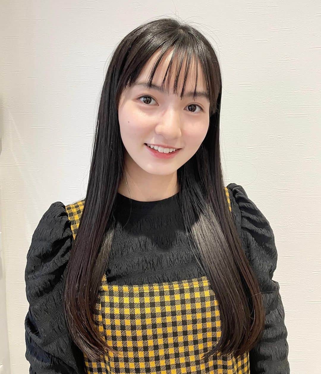 のインスタグラム：「✳︎ すっごく久しぶりに美容院で毛先カットと トリートメントしてもらって 髪が見違えるほどきれいになりました✨ ・ ・ ・ #黒髪 #blackhair #ロングヘア #longhair #japanesegirl #中学生 #arcoirisbydollhair #ヘアメンテナンス #髪 #hair #白川紗衣」