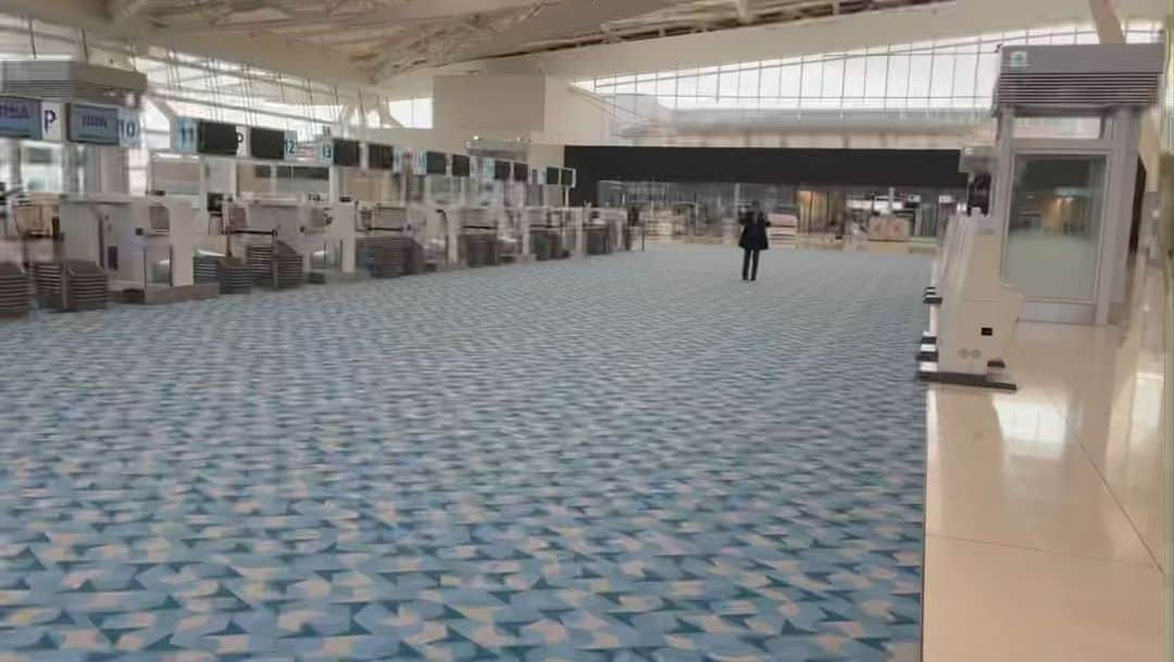 のインスタグラム：「🫡  羽田空港の一角を貸切撮影で 片山、離陸🛫😂  ご視聴 ありがとうございました✨ ドラマ『警視庁強行犯係 樋口顕 』は #ネットもテレ東  #tver で 無料見逃し配信中 #paravi でも配信中 見逃した方 もう一度観たい方も ぜひチェックしてください*☻☻*  #強行犯係樋口顕  #テレビ東京 #moemikatayama  #羽田空港」