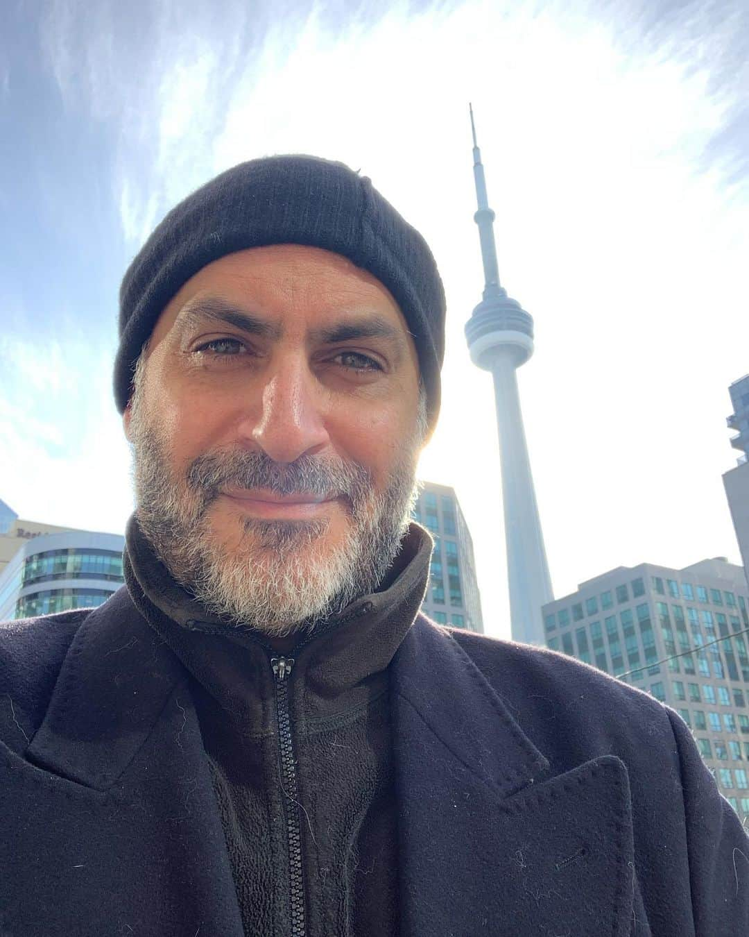 マイケル・ベンヤアーのインスタグラム：「#toronto friends! I’m here for a spell… who’s around for a socially distanced walk or meal? 🇨🇦 🍁」