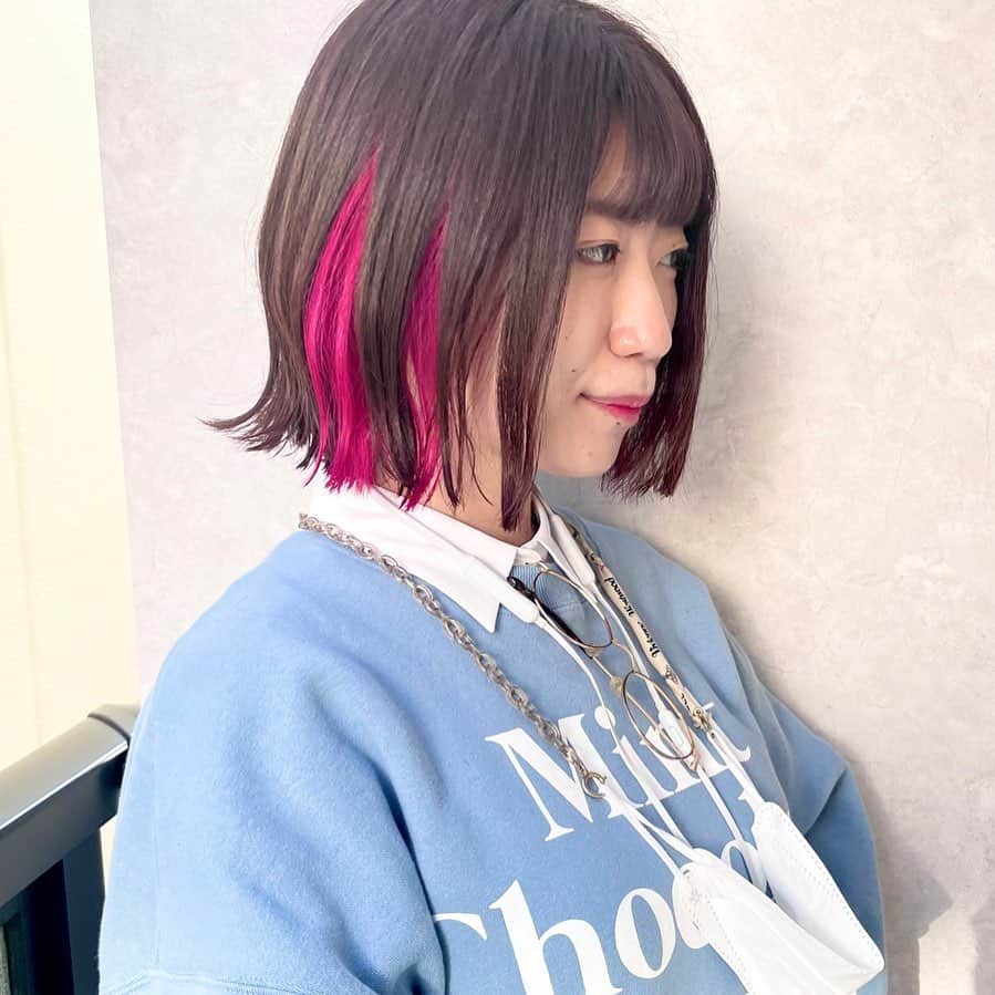 ぱいぱいでか美のインスタグラム：「ちょっと前にヘアメンテへ〜✌🏻 . SATOYAMAへのモチベ高すぎて 髪の毛も爪も綺麗な状態で行ってたよ🥰 Spicaの中田さんに全幅の信頼を置いてるけど もう通い出して6年半くらい経ったのか〜って流石にびっくりしました😳 いつも通りインナーにガッツリピンクと 全体もピンクみ入れてもらいつつ 春らしくプツっと切ってもらったよん〜 服、最近友達がくれてお気に入りなので また改めて載せます🌱🍫 . #Spica #haircolor #innercolor #でか美ちゃん」