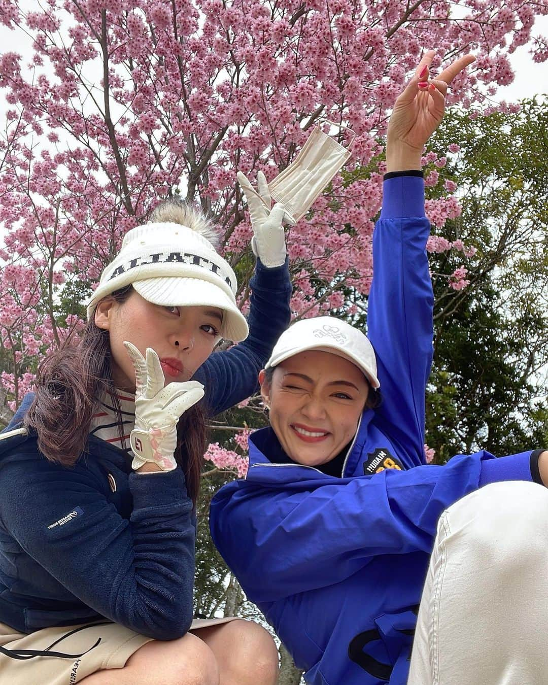 みかんさんのインスタグラム写真 - (みかんInstagram)「この野郎💖 @kanabivi とのゴルフ⛳️が一番好き✨ 楽しいしオモロいし気が合うし、とにかく笑える😂 大事なことよね😏  地元の松山シーサイドでハーフの52は嬉しい💖 後はボロボロ💦 今のところ自己ベスト116😂 ヤバいけど楽しきゃ🆗 100切りまで何年かかることやら😂 #ゴルフ #可奈子と #松山シーサイド #笑えるやつ大好き」4月4日 22時52分 - mikan02241984