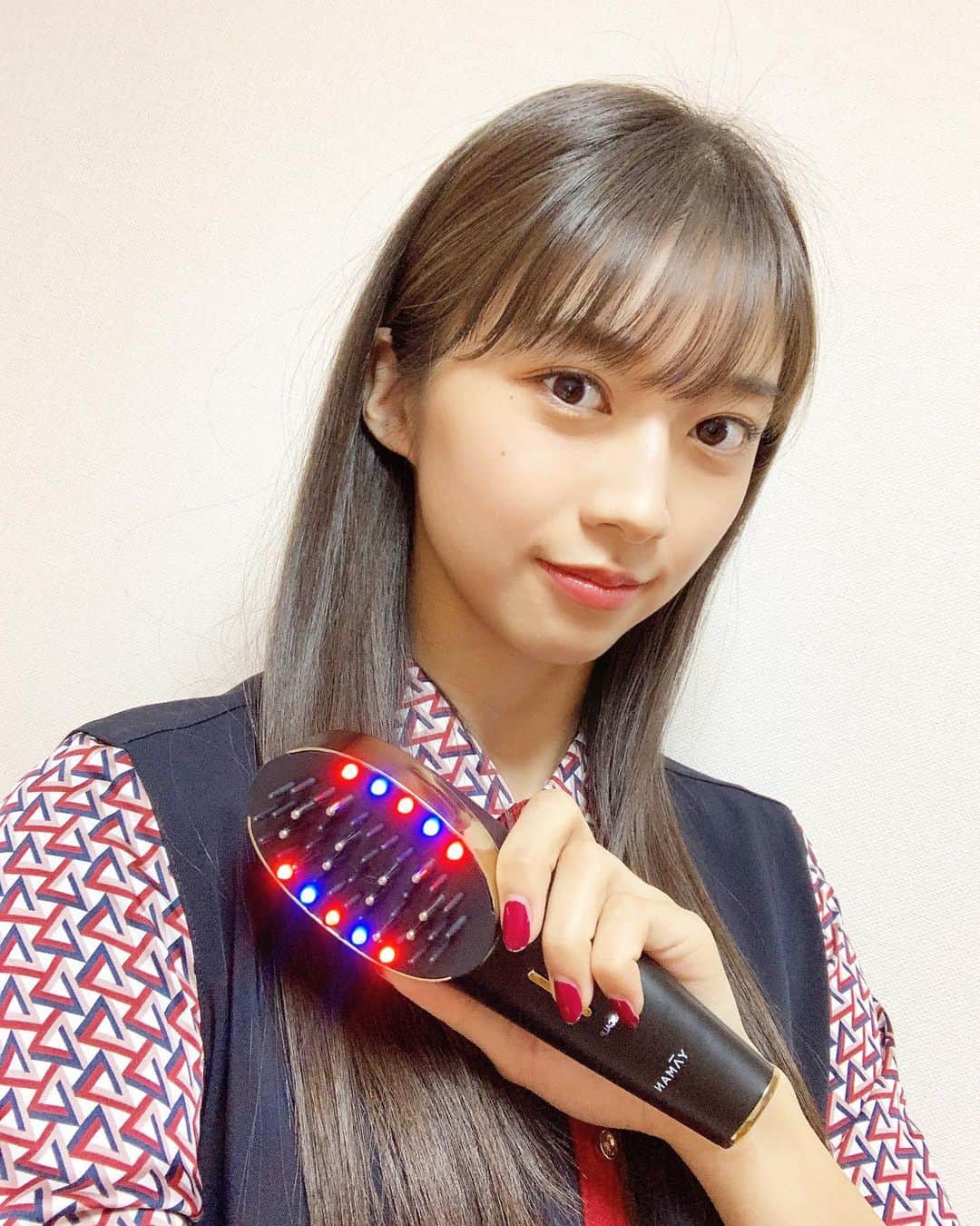 のインスタグラム：「♡ ♡ ✨ヴェーダスカルプブラシ BS for Salon✨ 『ViVi4月号』で紹介していただきました💕💕 まりあの愛用アイテムです🐰💗 ♡ ♡  #YAMAN @yaman.official  #ヴェーダスカルプブラシ #ViVi @vivi_mag_official  #モーニング娘22 #morningmusume22 #牧野真莉愛」