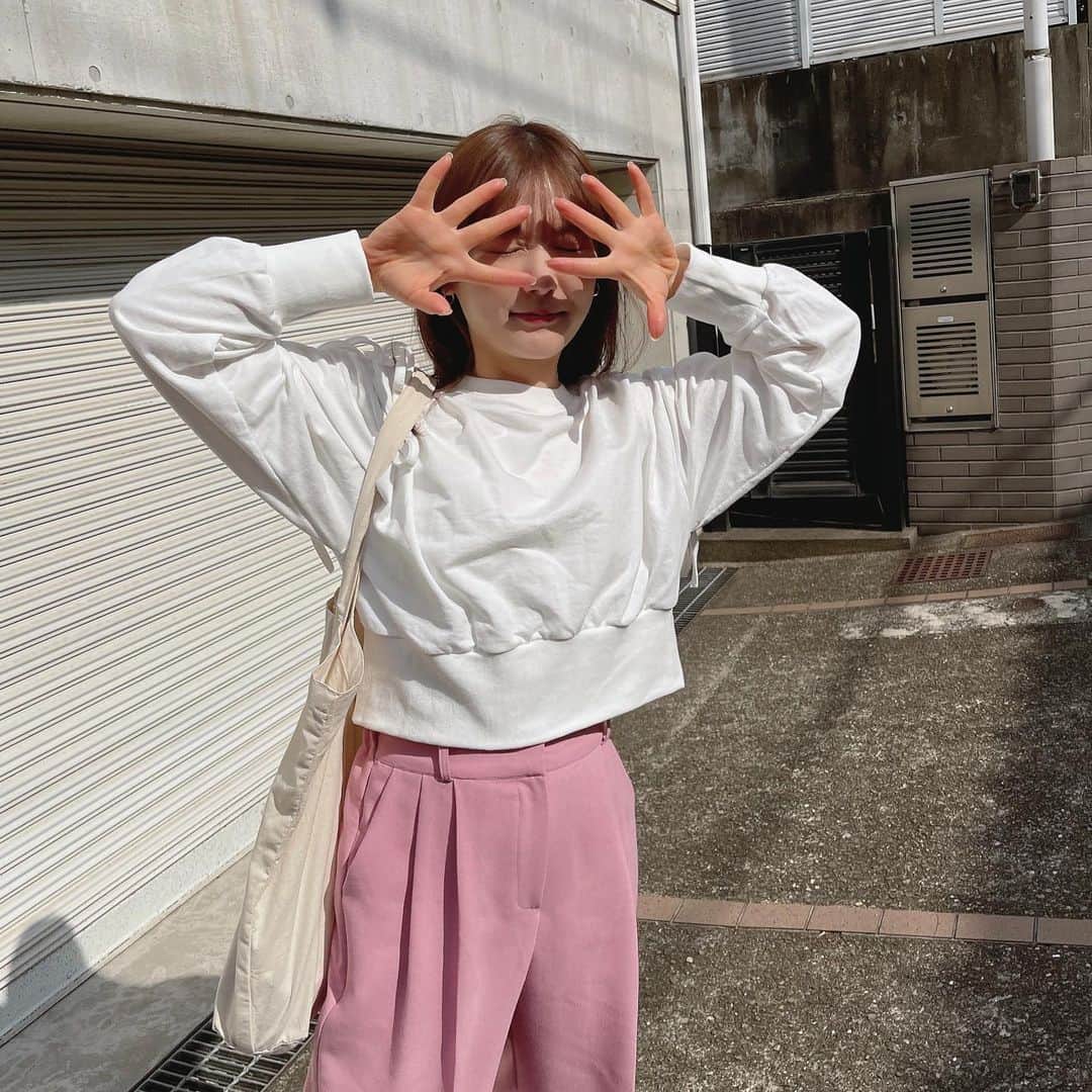 ひよんのインスタグラム：「💗🤍  白とピンクの組み合わせがかわいい☺️ 今日は天気が悪かったけど、 明日は雨やむみたいだね😆✨ 楽しみな撮影があるからうれしい❤️‍🔥 花粉がすごそうだけど薬飲んで挑む🤧💊  #ひよん #ひよん服」