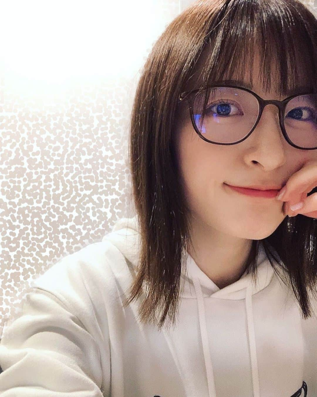 小松未可子のインスタグラム：「4月になりました🌸 新年度！  新生活が始まる方もいらっしゃると思いますが  私も新しいお仕事が始まったりと、 ドキドキの毎日を過ごしております。  まずはひとり喋りのラジオが始まりました！ 「小松未可子のSunday Share Night」 略して、#さしぇな  単独ラジオは久しぶり過ぎて、 どうやるんだっけ？！というスタートでしたが、始まると喋り倒しちゃいますね…あっという間！  次回の収録はまもなくです笑 メールお待ちしてますね！  しばらく、私のひとりおしゃべりにお付き合いください(˶‾᷄ ⁻̫ ‾᷅˵) そのうちゲストさんも呼べたらいいな！  そして、明日からは #クローズアップ現代 火曜日のナレーションを担当させて頂きます。  報道ナレーションを毎週担当させて頂くのは初めてのことで、 自分の生活の中に新しい緊張感が生まれております。  でもとても楽しみです！  アフレコもラジオも吹き替えもナレーションも 同じ声のお仕事だけど、こんなに多岐に渡るジャンルがあるんですよね。 まだまだ未経験のお仕事も多く、 新しい出会いがあることに感謝です！  ここまで文章書いて気づいたんだけど  写真に一つも触れてないー！！！  えー、 髪切った！ 1,2枚目切って染めた後！ 3枚目切る前！前髪が限界！ 4枚目、うちの桜が良い感じです！ 今日は寒いから室内に避難！ 5枚目、Magic桜満開です！ 6,7枚目！ノエルがティッシュケースに顎乗せて寝てる！そうだね！君は紛れもなくキャットやね！！ そしてそれを冷めた目で見つめるエメ。いいよ〜その目いいよ〜！  そんな感じの近況でございました！  ストーリーでお仕事情報とプライベートのどうでもいryささやかな日常を時たまアップしてるのでよろちくね✌️」