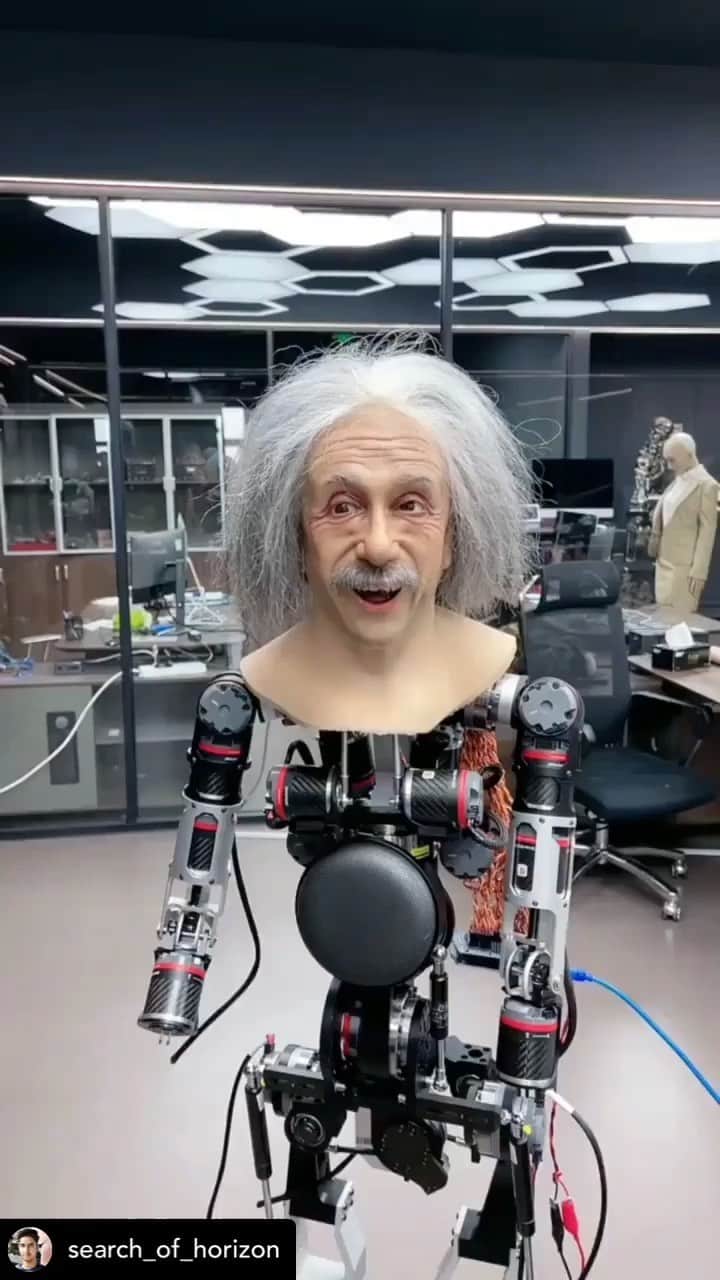 アルベルト・アインシュタインのインスタグラム：「This might be the strangest thing we’ve seen this week. And it’s only Monday. Posted @withregram • @search_of_horizon」