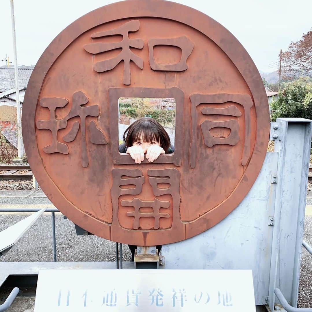 堀江由衣のインスタグラム：「.  アルバムの撮影をさせて頂いた駅での記念写真♪ 日本通貨発祥の地だそうで♪  こうやって写真を撮るのが正解かはわからないのですが、何人かはこんな感じで写真を撮っていらっしゃいました（笑） . . . . . . . . . . 堀江由衣 「文学少女の歌集II -月とカエルと文学少女-」 ◆収録曲 月とカエル ［作詞・作曲：ヨシダタクミ（saji）/ 編曲：ヨシダタクミ（saji）、アオヤマイクミ］ Wake Up ［作詞：堀江由衣 / 作曲：kani / 編曲：伊藤立］ 君とさよなら ［作詞・作曲：吉岡大地 / 編曲：秋浦智裕］ スタートライン ［作詞：あさのますみ / 作曲・編曲：大川茂伸］ チャイム ［作詞：志渡ななみ / 作曲：吉岡大地 / 編曲：小山寿］ Adieu ［作詞・作曲・編曲：清竜人］ 25:00 ［作詞・作曲：ヨシダタクミ（saji）/ 編曲：ヨシダタクミ（saji）、中島生也 / 弦編曲：菊谷知樹］ ラブアテンション ［作詞・作曲・編曲：ヨシダタクミ（saji）］ 虹が架かるまでの話 ［作詞：金丸佳史 / 作曲・編曲：中野領太］ 1/60フレーム ［作詞：空谷泉身 / 作曲：吉岡大地 / 編曲：伊藤立］ 瑠璃色の傘を差して ［作詞・作曲・編曲：清竜人］」