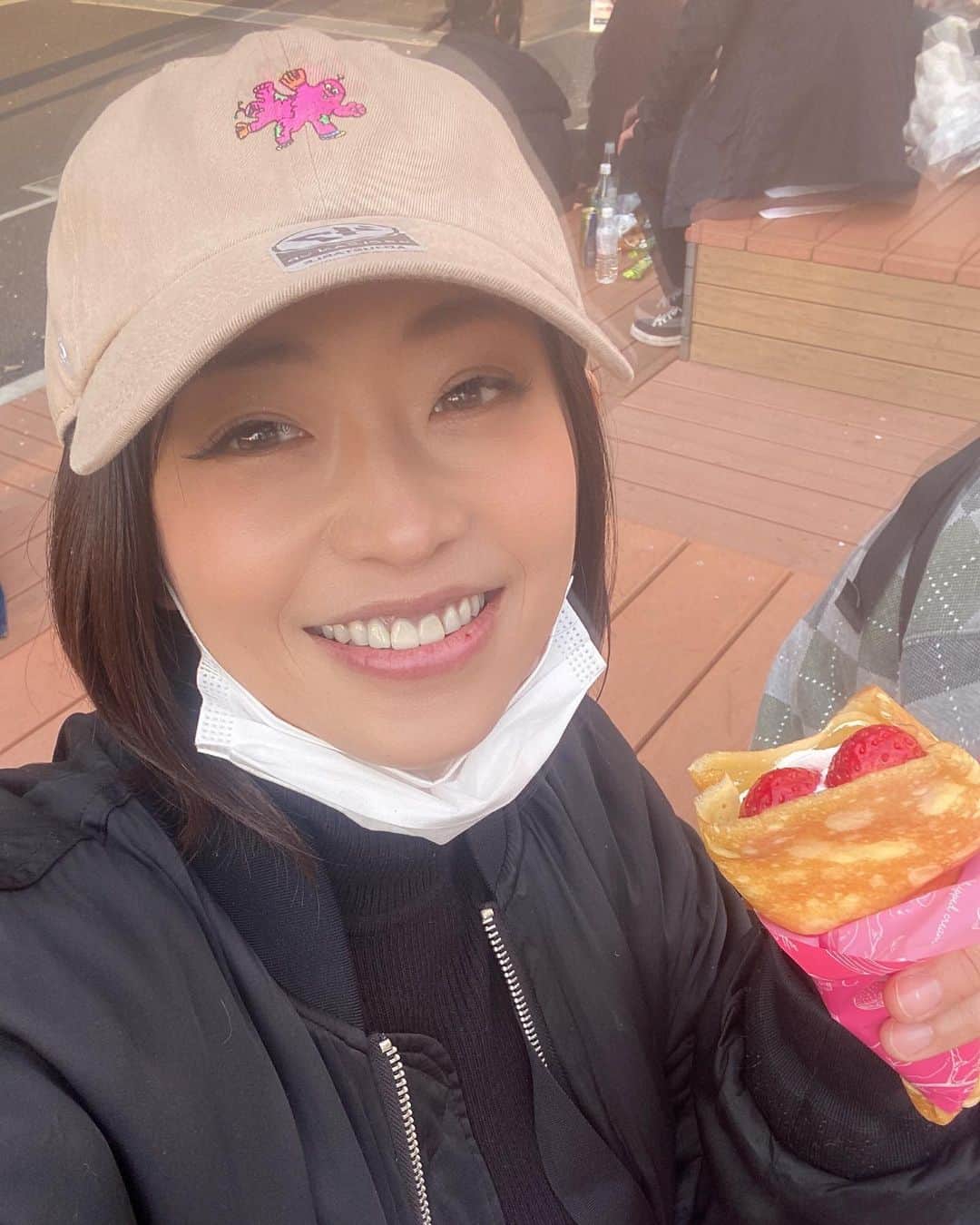 のインスタグラム：「土曜日、舞台ゲスト出演のあとにお花見したよ🌸 ファミマのいちごクレープおいしい😋」
