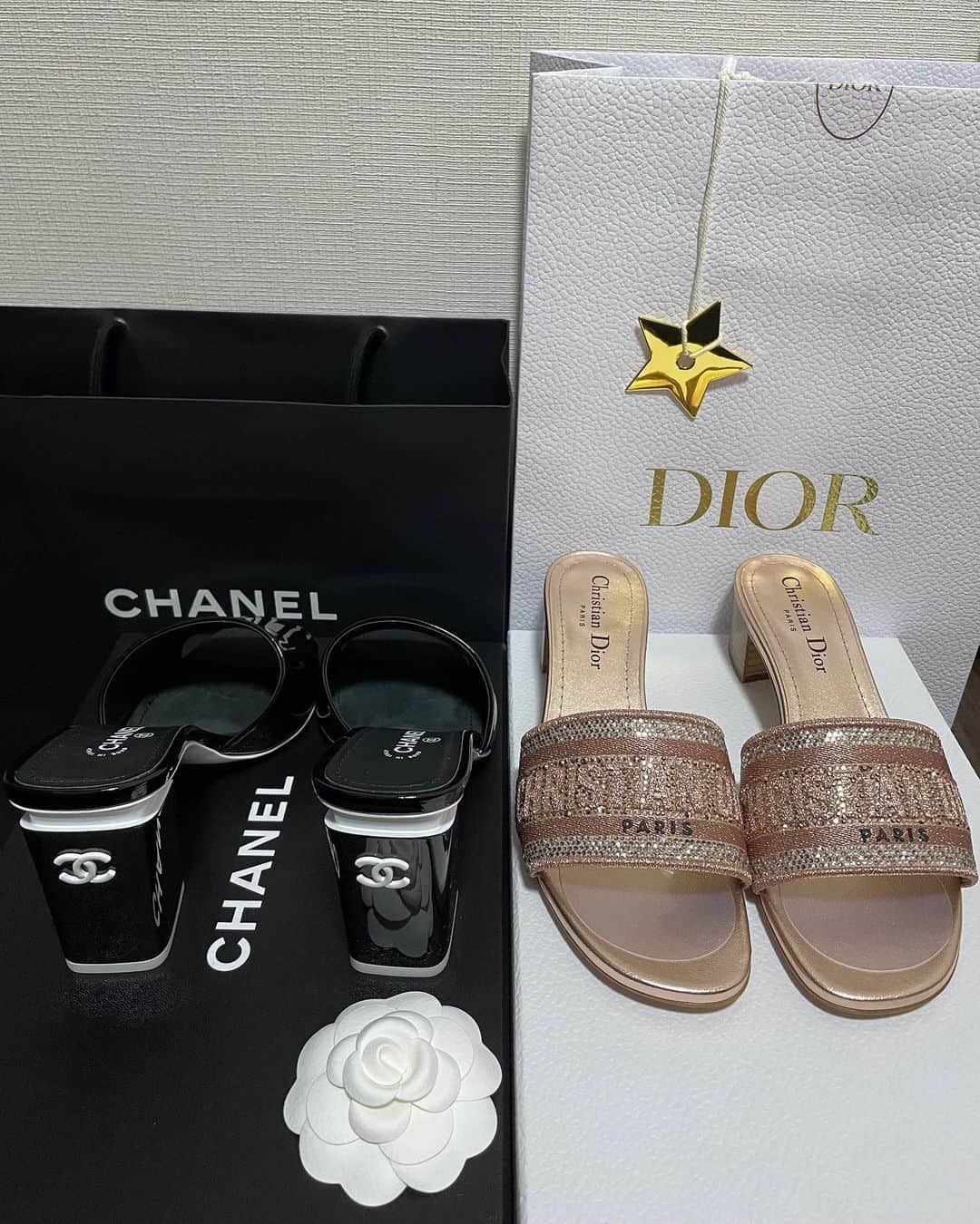 YURINAのインスタグラム：「. ディオールの新作可愛すぎて買いに行ったらシャネルまで可愛すぎるの買えてハッピー👡🖤🤍💖 . . #シャネル #シャネルサンダル #シャネル靴 #ディオール #ディオールサンダル #新作 #chanel #dior」