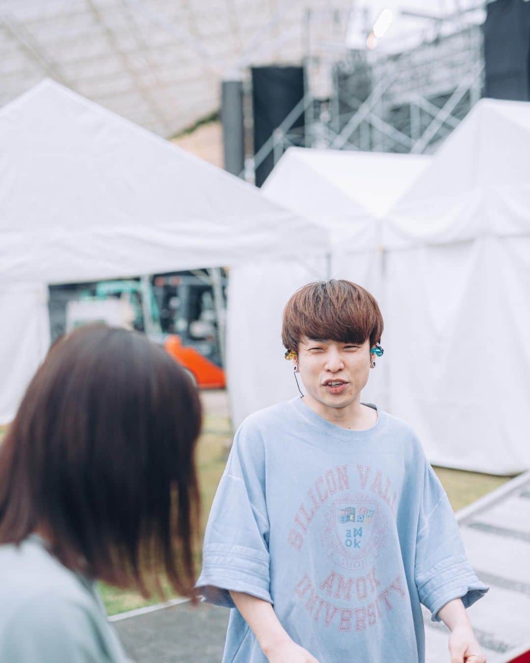 石原慎也のインスタグラム：「「オレさ〜夏休み沖縄行くんだけどさ〜」すな  #すな #自慢してくるやつ #いるよなぁ #そういう奴はだいたい #決まってめんどくさそうにするけど #嬉しいのバレバレだよ #てか顔やば #デュフデュフ言ってそう #ただの悪口 #それは良くない  #そうなんだー #うちハワイなんだよねー #嬉しそうすぎて言えねぇ #俺の家旅行した事ないよ #それも言えない #気を遣わせるな！！ #一気に現実に引き戻してやろうか！ #なんてね #ごめんごめんつい #腹たっちゃってさ #こわ  #でもマジな話 #旅行行った事ない #昔は悲しかったけど #今は平気 #何もなくても幸せ #なんて本気で思ちゃってる #自分にトリハダ😉w #はいはいえらいえらい #たくさん親孝行しよ」