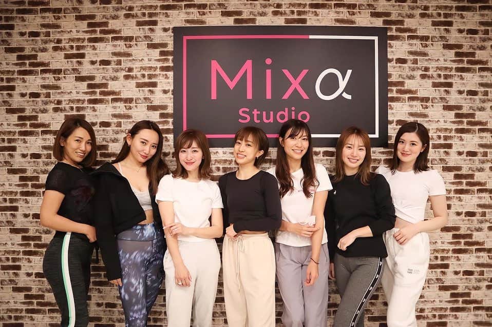 のインスタグラム：「🕺🏻🕺🏻🕺🏻  最近ダンスにハマっております🌸  趣味を超えてレッスンも始めたり。 ⇨ @mixa_omotesando  ゴルフの練習も出来るし最高🙆🏻‍♀️  ダンス同好会なんて言いながら動画などチラホラ載せていたら、みんな連絡をくれて🥺  次々とメンバーが加入😍  すると、、、  なんということでしょう✨  美女に囲まれました(鼻血  ダンスやってて良かった〜って心から思った笑  集中力がすごくて、サビがまるっとフォーメーション付きで完成するあたりが素晴らしい👏 初心者の人もいるのよ！！！  私が思うに、美女達はみんな努力家だし、ストイックだし、性格も良いし、素晴らしい✨そもそもの素質も素晴らしいんだけど、高めようとする気持ち、前向きな姿勢が彼女たちをより輝かせるのだなぁと感じます。←誰だよ  私は美と陽のエネルギーを貰いに行ってる🤤  今回は、 Kep1erさんのWA DA DAを 踊ってみました。  動画も載せました☺️  ダンス同好会メンバーは随時募集中で、初心者の方から経験者まで幅広く在籍しております🥰  あと踊ってみて気付いたのが何も考えずやると体を痛めるような動きがとっても多いこと💡  ここはわたくし、ピラティスでカバー出来るのでそちらも是非✨  プロのバレリーナさん、ダンサーさんも取り入れてます🕺🏻  保育園や幼稚園にお子さんを預けて時間が出来たママさん、この春趣味を始めたい方、踊り狂いたいそこのあなた！ 一緒に踊りましょーう❤️  #dance #kpop #kpopdance #ダンス #ダンス同好会 #ダンス初心者 #踊ってみた #ピラティスインストラクター #趣味探し」