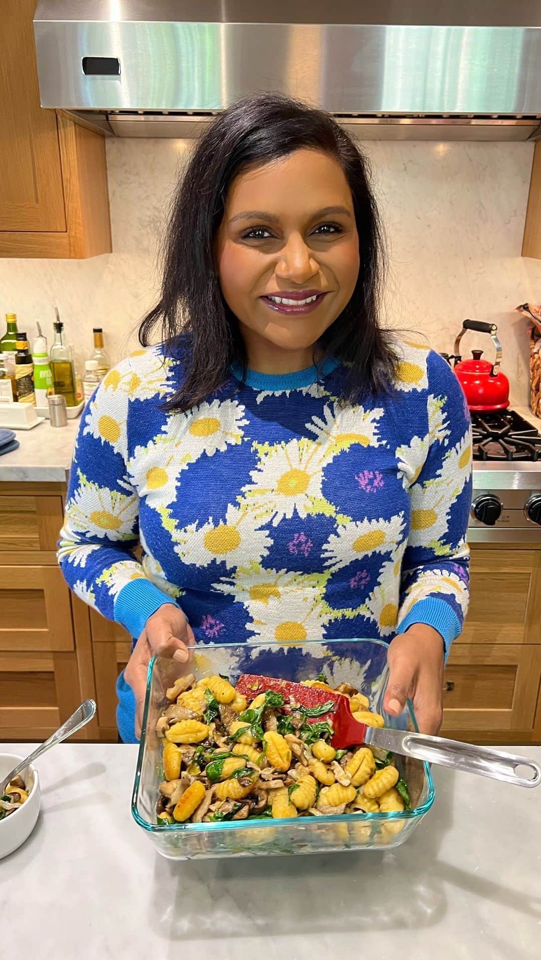 ミンディ・カリングのインスタグラム：「🎶Just another meatless Monday🎶. And no, I did not sing that amazing song parody in the video above. I just made a killer sheet pan recipe with major mushrooms, muchachos! And gnocchi. Hard to pronounce, easy to eat. Enjoy.」