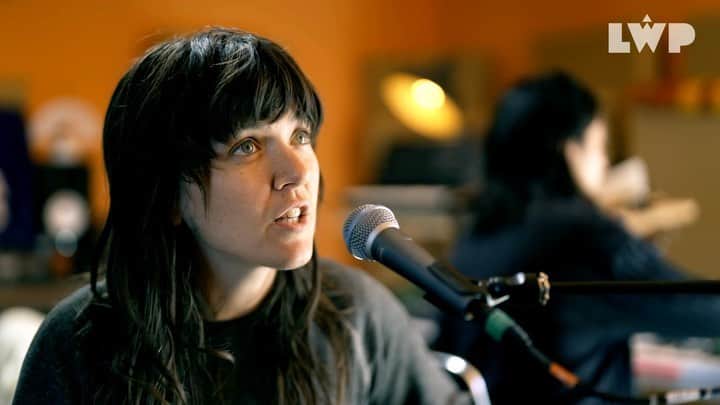 コートニー・バーネットのインスタグラム：「History Eraser - @courtneymelba & @steezmeez | CURADUR  Fideo llawn | Full video 📲 YouTube Lŵp  Dal i fyny ar @s4c Clic Stream the programme WORLDWIDE on S4C Clic 🌎 👉 https://www.s4c.cymru/clic/」
