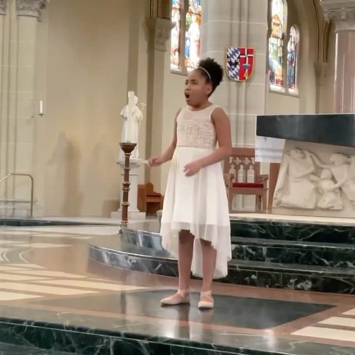 Nia Sioux Frazierのインスタグラム：「Today’s #RoleModelMonday is @victorybrinker.official, a classical singer, actress, and World Record holder! At 10-years-old, she set the Guinness World Record for the youngest opera singer in the world to sing Mozart’s 'Der Holle Rache,’ one of the most difficult arias. She is also a @agt finalist and first Group Golden Buzzer. So impressed with you and your talent!」