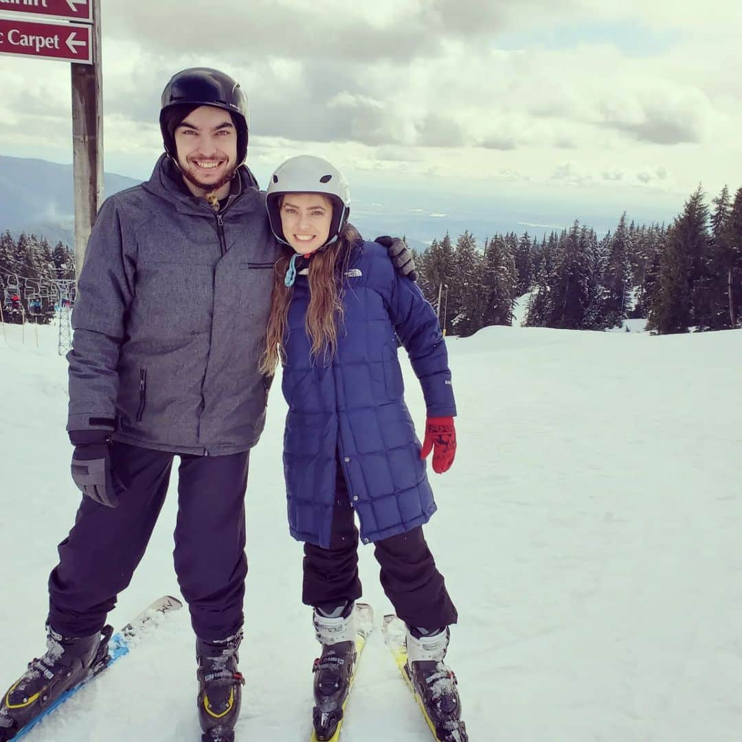 アレーヌ・シャルトランのインスタグラム：「Lil bro came to Vancouver for the 1st time & we went skiing for our 2nd times! 🎿  Swipe for my new trick ➡️」