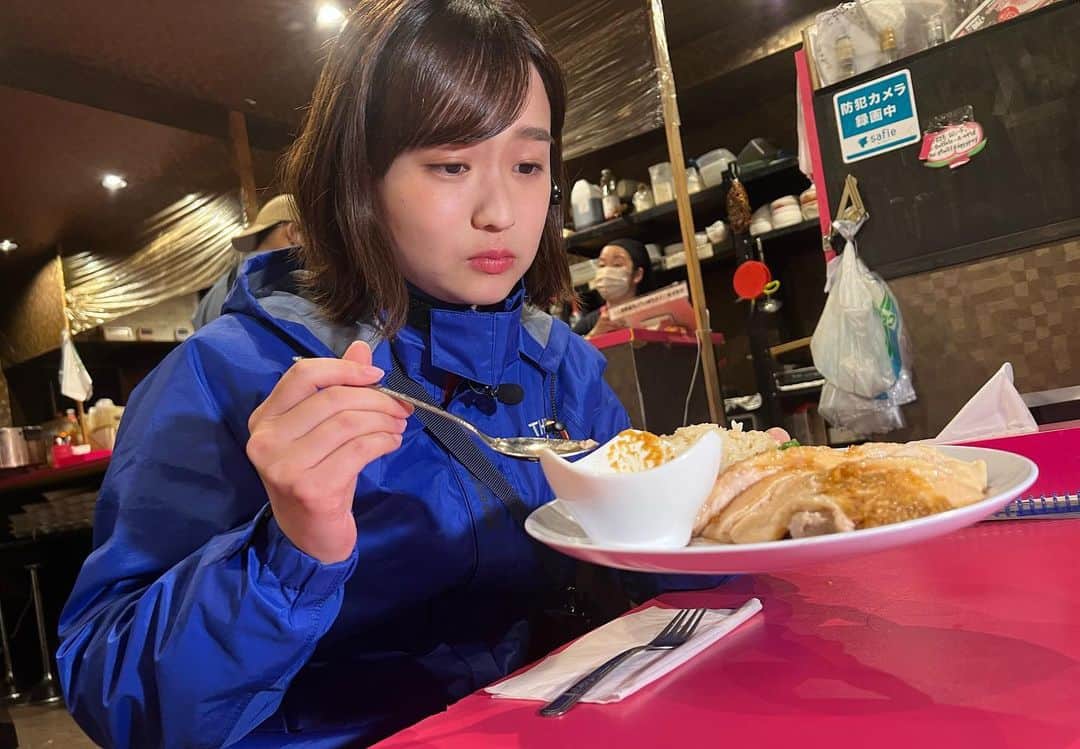 篠原梨菜さんのインスタグラム写真 - (篠原梨菜Instagram)「#朝5時の美味time おはようございます☀ 昨日から「早朝グルメ」という中継コーナーになりました！ 新宿のモモタイさんから！ 朝5時オープンで、近くの飲食店など仕事終わりの方がよく来られるそうです。 絶品のカオマンガイを😋 どどんと分厚い鶏もも肉は柔らかくてしっとり...お米に鶏の旨味が染みます。生姜やニンニクが効いたソース、スプーンが止まらない！ タイ料理が大好きなのですが、バンコクでいただいたカオマンガイを思い出す美味しさでした😋  今朝もこのあと4時半からTHE  TIME' 、THE  TIME,までご覧ください♪ #thetime_tbs #モモタイ #カオマンガイ #タイ料理 #新宿 #新宿グルメ #tbs」4月5日 4時01分 - shinorinatbs