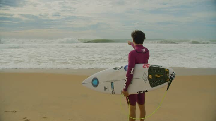 ミグエル・プッポのインスタグラム：「Quem aí olha câmera deitado na cama!? 🙋🏾‍♂️😁 @surfview_brasil (🎥: @tessari )」