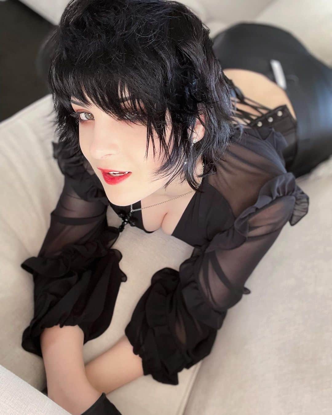 Tessaさんのインスタグラム写真 - (TessaInstagram)「BEEEEEG Vampire photo dump! 🩸🖤  Side note, but since Instagram has been allowing chronological order again, I’ve been seeing so many people in my feed I haven’t seen in like 2 years 😭 has this happened to anyone else yet??   Fangs from @psykic_fangs !🧛🏻‍♀️」4月5日 5時00分 - hiso.neko