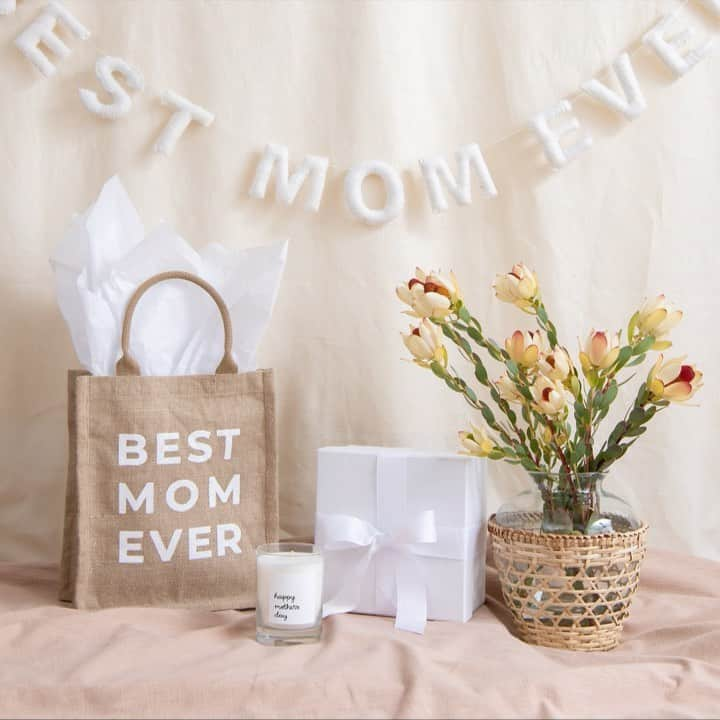 The Little Marketのインスタグラム：「Our wish for all mom figures is to feel extra special and loved this Mother’s Day. Moms, Caregivers, Grandmas, Single Moms, Pregnant Friends, Transgender Parents, and all the many types of Bonus Moms. They all do so much to comfort and care for their loved ones every day. Their work is tireless; and their love is endless.  ⠀⠀⠀⠀⠀⠀⠀⠀⠀ Make their day with handmade gifts from our Mother’s Day Gift Guide. From spa goods to gold jewelry, every gift is thoughtful, beautiful, and made with love by artisans. 🤍 Shop gifts that show your love and gratitude at the link in our bio.」