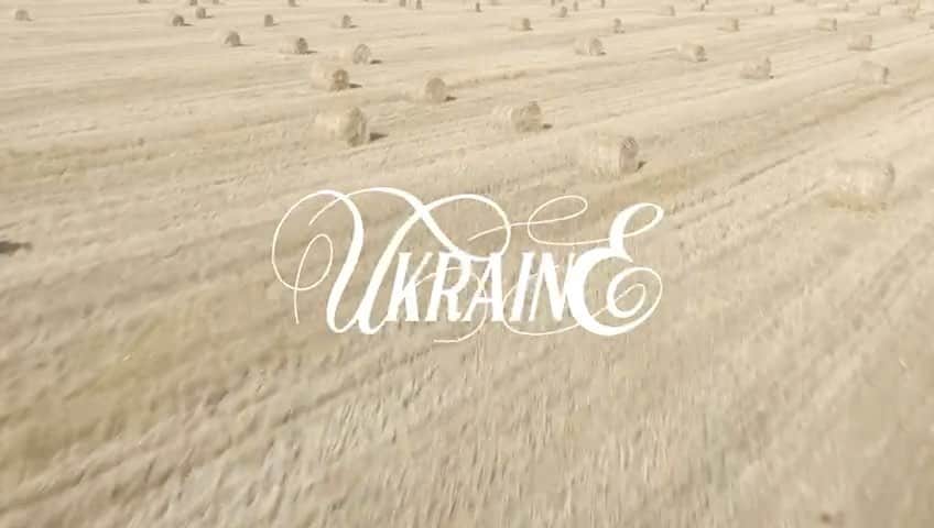 キャサリン・ウィニックのインスタグラム：「Ukraine needs your help. I just launched The Winnick Foundation to help humanitarian efforts for Ukraine. Please see donate link in bio 🇺🇦🙏🏻」