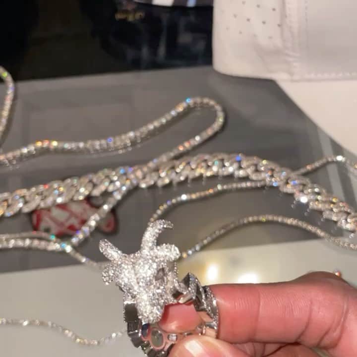 ルイス・ウィリアムスのインスタグラム：「my brother @james16johnson_ gifted me these UNDERGROUND GOAT Rings.  To date JJ the only team mate I’ve had to punch somebody in the face about me but that’s another story another day 😂😂. I appreciate the bday/retirement gift brother. Much love And respect always. 🤞🏾🤞🏾 Thank You. S/O @mlgglobal 💪🏾💪🏾」