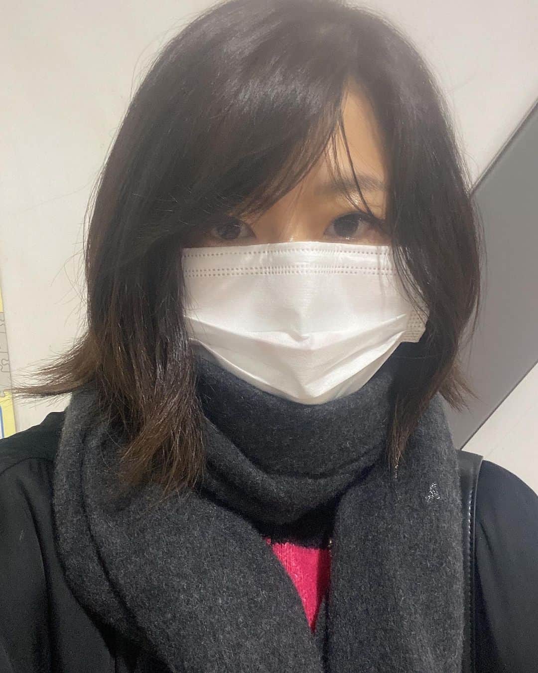 のインスタグラム：「えーっ またヒートテック・ダウン・マフラーに逆戻り？な昨日😂 雨風で美容室帰りとは思えない髪型に‼️」