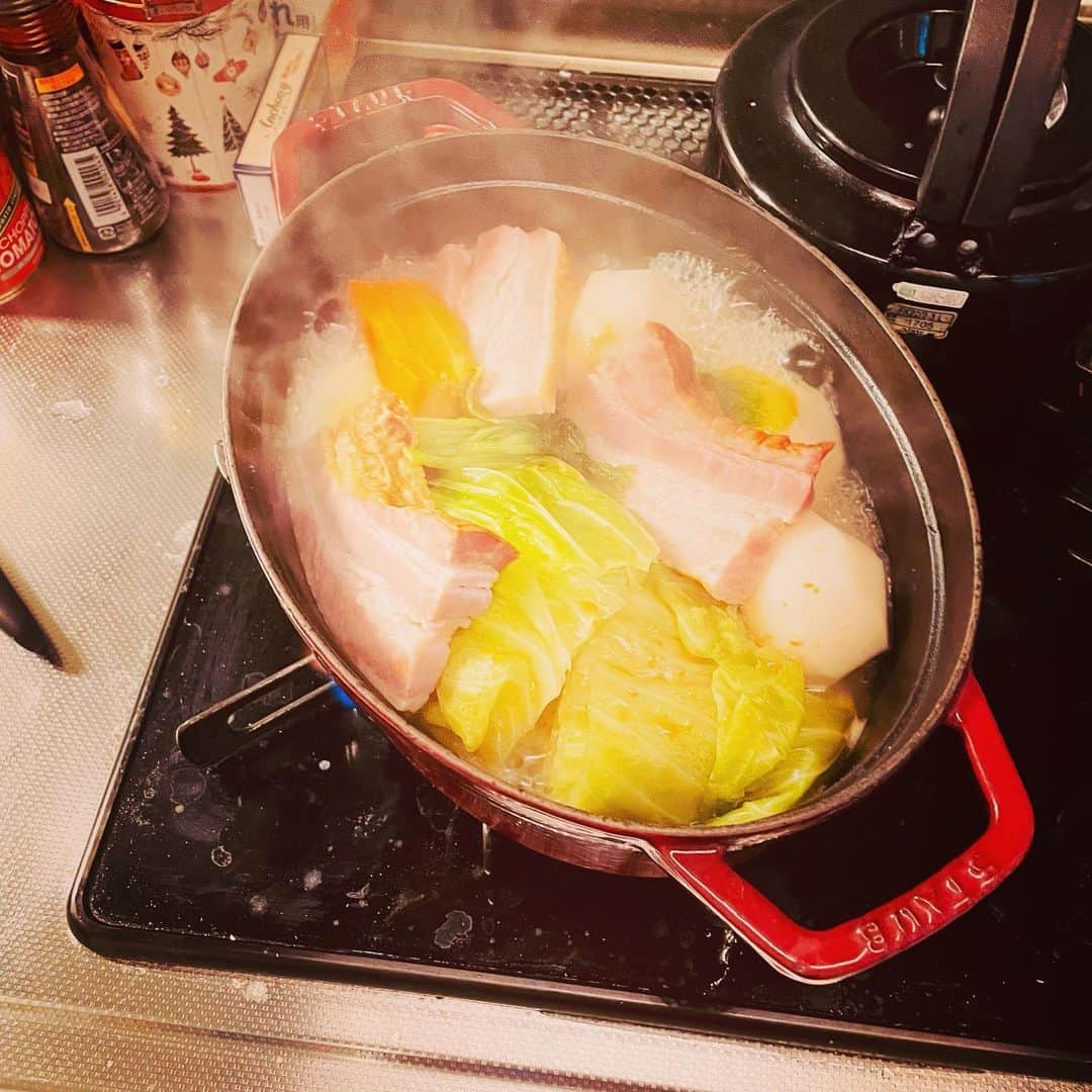 内藤陽子さんのインスタグラム写真 - (内藤陽子Instagram)「どーでもいいんだけど、弟みたいな でも頭の回転早くて、バカで、大好きなんよ😂うちのママも何気なく心配してるくらいで、早く嫁に会いたい！って内藤家ワクワクで。 昨日さ共通の知り合いで大好きなdaddyと電話でケンカしちゃってさ、 その後エースケなら暇だろって思ってグチらせてもらったんだけど、なんか優雅に緑茶とか入れてんの笑  そして頭良くてバカ過ぎて久しぶりに笑わせてもらったよ。 ありがとう。 支えてくれてる妻に感謝せよ。  勝手にアップしたからって怒んなよ 先輩やぞ😂 わかるかな、私の厳しい顔が最後にはめちゃくちゃ笑顔w  今朝はSTAUBで楽チンポトフ🫕 キャベツ１個、人参2本、カブ３個、玉ねぎ2玉、丸々ベーコン！ 体に優しいー。  ps.マジありがとう。元気もらったわ  #全盛期 #裏原 #いい時代だったよね」4月5日 7時12分 - dadaflora
