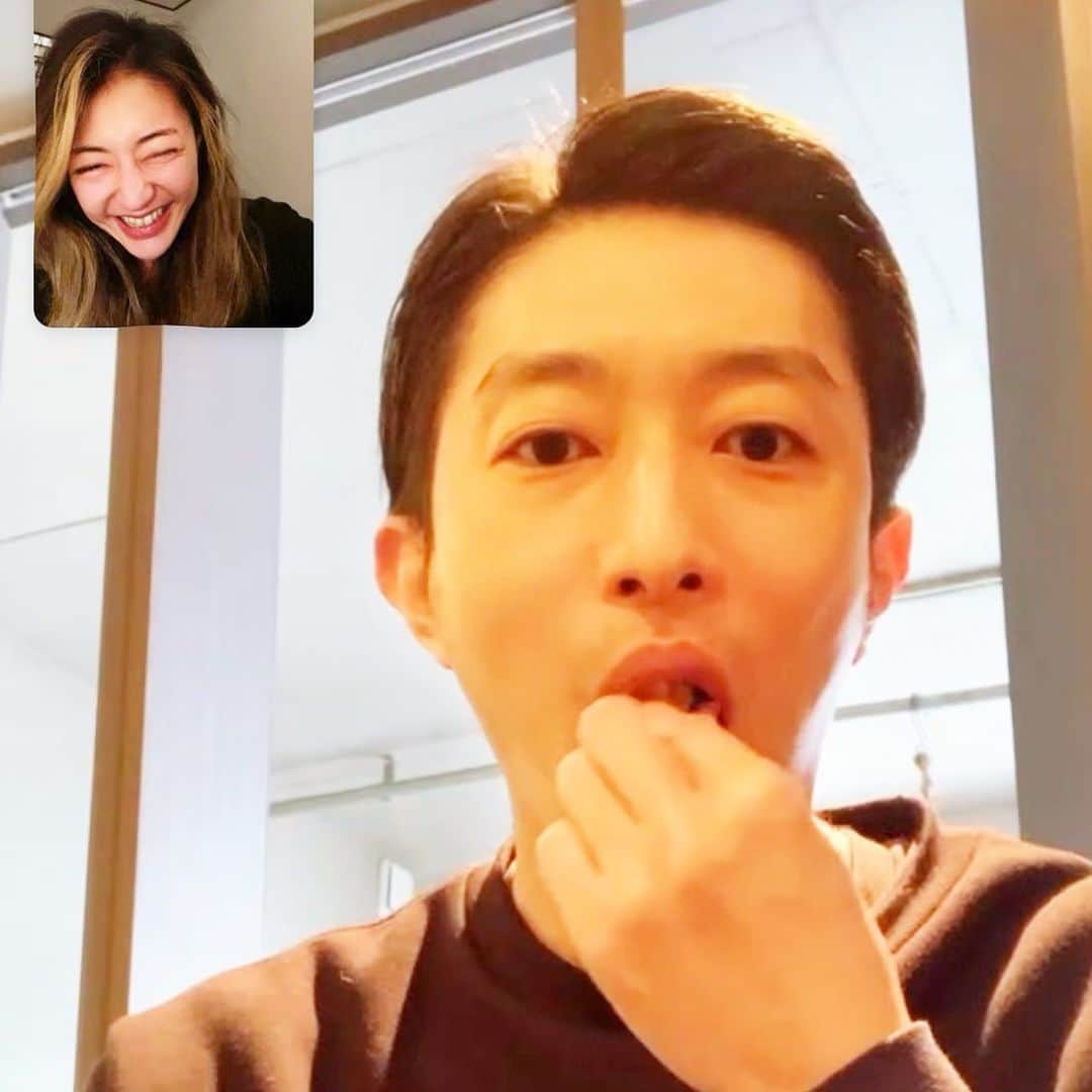 内藤陽子さんのインスタグラム写真 - (内藤陽子Instagram)「どーでもいいんだけど、弟みたいな でも頭の回転早くて、バカで、大好きなんよ😂うちのママも何気なく心配してるくらいで、早く嫁に会いたい！って内藤家ワクワクで。 昨日さ共通の知り合いで大好きなdaddyと電話でケンカしちゃってさ、 その後エースケなら暇だろって思ってグチらせてもらったんだけど、なんか優雅に緑茶とか入れてんの笑  そして頭良くてバカ過ぎて久しぶりに笑わせてもらったよ。 ありがとう。 支えてくれてる妻に感謝せよ。  勝手にアップしたからって怒んなよ 先輩やぞ😂 わかるかな、私の厳しい顔が最後にはめちゃくちゃ笑顔w  今朝はSTAUBで楽チンポトフ🫕 キャベツ１個、人参2本、カブ３個、玉ねぎ2玉、丸々ベーコン！ 体に優しいー。  ps.マジありがとう。元気もらったわ  #全盛期 #裏原 #いい時代だったよね」4月5日 7時12分 - dadaflora
