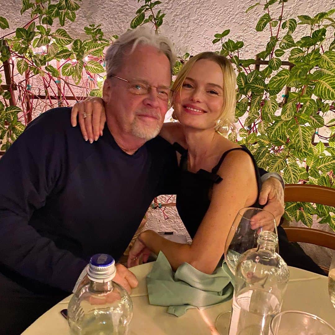 ケイト・ボスワースのインスタグラム：「Late posting this b/c we were in the moment, drowning in beautiful Prosecco & celebrating YOU dad! HAPPY BIRTHDAY 🎊🍾 I’m so grateful to have inherited both my weirdness and intensity from you :) Thank you for all the laughter, Love you to the moon and back!💖💖💖 Always family.」