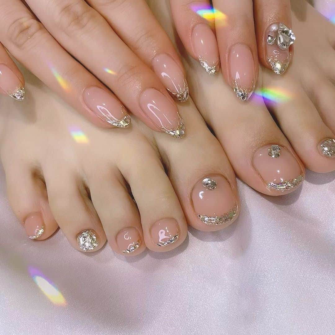 サキ吉さんのインスタグラム写真 - (サキ吉Instagram)「ブライダルネイル💅💎 ． ウエディングフォトの時も 今回も長年担当して頂いてることこさんにお願いしました🥰 @lapis_kotoko  ． ガラスフレンチ×ミラーで指先とっても綺麗に見えるからオススメ✨ ハンドとフットお揃いだよ💓 フットはまなみちゃん😘 @lapis_manami  ． ． ． @lapis_eyelash_nail  #ネイル #ジェルネイル #ブライダルネイル #ガラスフレンチ #ミラーネイル #ネイルデザイン #花嫁ネイル #結婚式ネイル」4月5日 19時34分 - sakikichi1201