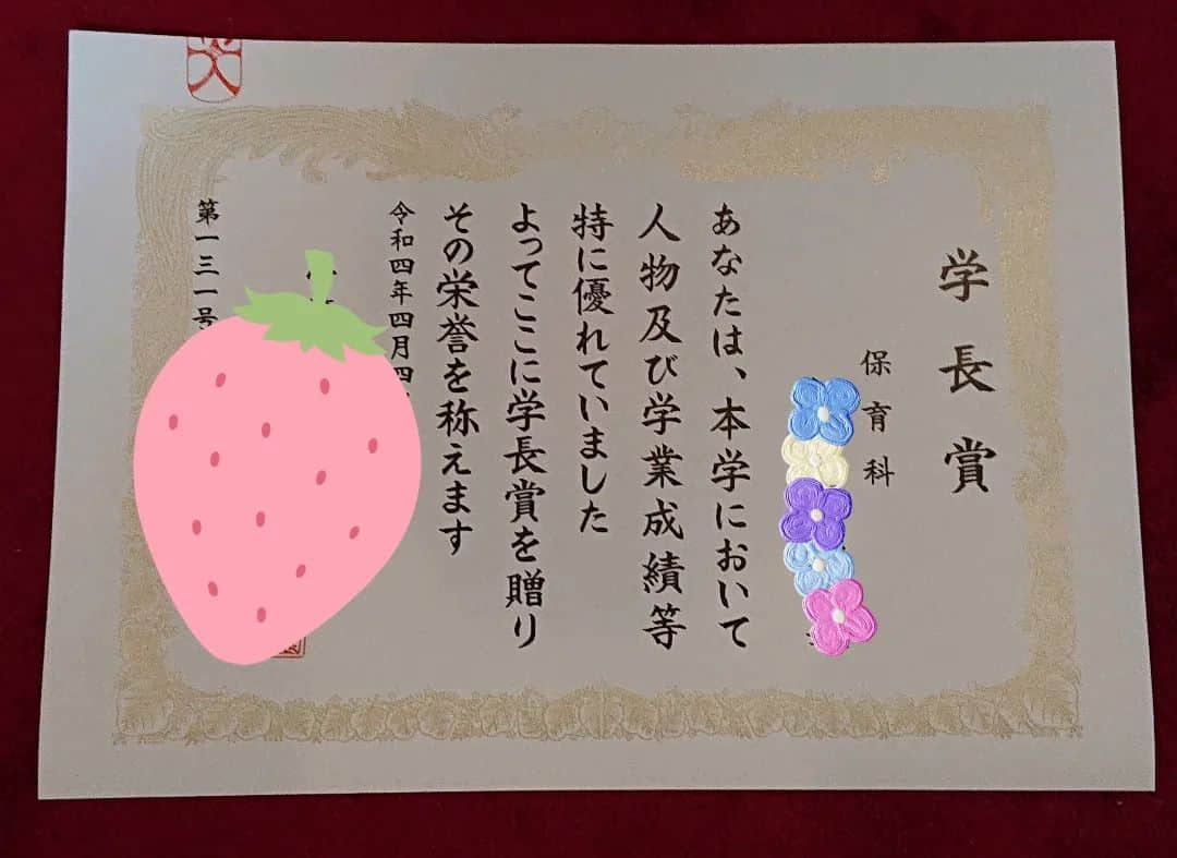 舞咲りんさんのインスタグラム写真 - (舞咲りんInstagram)「令和4年4月4日（月）  大学の始業式でした🏫  ずーーーーーーーーーっと！ もぅ、ずーーーーーっと💦  オンライン授業だったので、 皆に会えるのは久々でした😊  そして、後期の試験があった事も忘れていた頃 大学からご連絡を頂きました。。。  「学長賞受賞おめでとう御座います！」と😑  えっ…………💦  私ですか🙄⁉️  何かの間違いでは……⁉️  【成績上位5名】が選ばれるとの事。。。  ｶﾞｸｶﾞｸ((((°Д °;))))ﾌﾞﾙﾌﾞﾙ  前期はね？ 筆記試験が多かったので、 確かに！勉強したんです‼️‼️‼️ 死ぬ気でやったの。爆笑  でも後期は、オンライン授業が続き、 コロナの影響で、皆が自宅で試験を受けなきゃいけなかったので、自然と『教科書持ち込み可』となります💦💦  私がなぜ、受賞出来たのか……？  それはきっと  教科書やワークシートを書いていて、提出物も期限内に出し、インデックスを何気にシッカリと貼っていたから………？  なのではないかなと🤦‍♀🤦‍♀🤦‍♀爆笑  また、 【学業態度や、大学・社会への貢献、生徒の見本となる行動、先生方からの評価も含まれる】 とありました😲  「シッカリ喜んでいいんですよ😆💕バンザーイ🙌」と、担任の先生からも言われましたが、何だか本当に申し訳ない気持ちでいっぱい🥺 （むしろ、担任の先生が1番喜んでたwww）  そんな時、うちのクラスの子達から……  「ひろ姉が受賞できるんだったら、私達だって出来るよねっ！！何で！？おかしいよ！！爆笑爆笑」と。  笑い話にしてくれたのが 本当に助かったのよ🤣🤣🤣  ありがとう、りりちゃん（@ririkatoo ） ありがとう、みゆき（@__miyuuu.__ ） ありがとう、あいかちゃん（@ai.ka9466 ） ありがとう、らむちゃん（@__lam27__ ）  君たちの皮肉が救いでした✨✨爆笑  ＼（￣∀￣＊）何でやねん‼️‼️‼️爆笑  りりちゃんも、あいかちゃんも、らむちゃんも 講義中、寝なかったら取れるんじゃない⁉️爆笑爆笑  みゆきに関しては、やれば出来るのに そこそこやらないのよ！爆笑爆笑  あーーー！オモロイわぁ、この子達🤣🤣🤣  でも、素晴らしい賞を頂けて とても光栄です✨✨✨✨✨  学長先生、有難う御座いました💕💕💕  2年生も、このクラスで がんばりま〜す‼️‼️‼️‼️‼️  エイエイオー ୧(๑•̀ㅁ•́๑)૭✨  #新学期 #新学期準備 #大学生の勉強垢さんと繋がりたい #受賞 #学長賞 #2年生 #2年生になりました #久々の #大学 #履修登録 #履修相談 #何を #取る #単位をください #資格取得 #免許 #国家資格 #頑張るぞ #表彰状いただきました #恥ずかしい #有難う御座いました #先生ありがとうございました #前期 #始まりました」4月5日 19時34分 - maisaki_rin_85