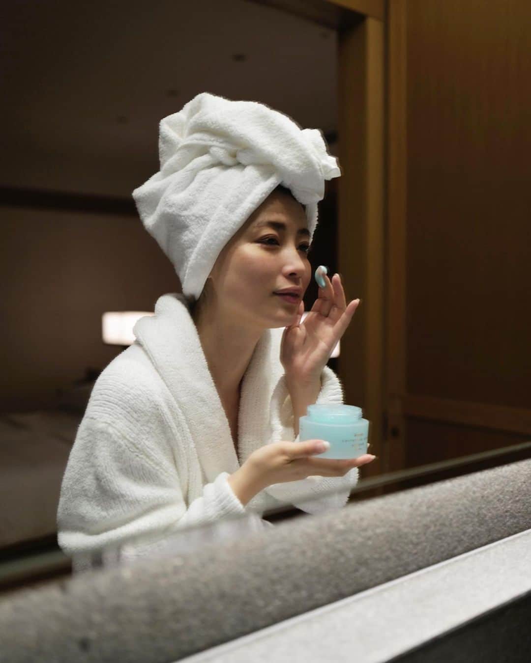 JUNNAのインスタグラム：「たっぷり泳いでくったくたになった1日のおわりに...ニュージーランドからやってきた @syrene.jp "アクア ハイドレーティングマスク"を...  ジェル状のマスクでお肌をひんやり包んで 眠るだけ ワカメが成長していく過程で、ほんの一瞬しか存在しない、“配偶体”から抽出される、栄養素が凝縮された奇跡の成分“エフェメール”  この“エフェメール”を主成分にしたなんともリッチなマスク  翌朝は思わず鏡の前へ走って確認するほど しっとりとした肌に出会える  環境を考えるサステナブル・ビューティブランドの多いニュージーランド発のブランド  主要成分である"エフェメール"は揺らぎ肌にアプローチして肌ダメージをケアしてくれます  自然界に手を加えずに研究所で人工的に生成 生態系を壊さないを追求されていて海を感じるブルーのパッケージの容器は海や川などから回収した、ゴミ袋などのプラスチックを再利用して作られたもの♻️  ニュージーランドの美しく豊かな海から生まれたスキンケアブランド、Syrene✅チェック！  #syrene #サイリーン #syrenead #日本初上陸 #クリーンビューティ#ニュージーランド#PR」