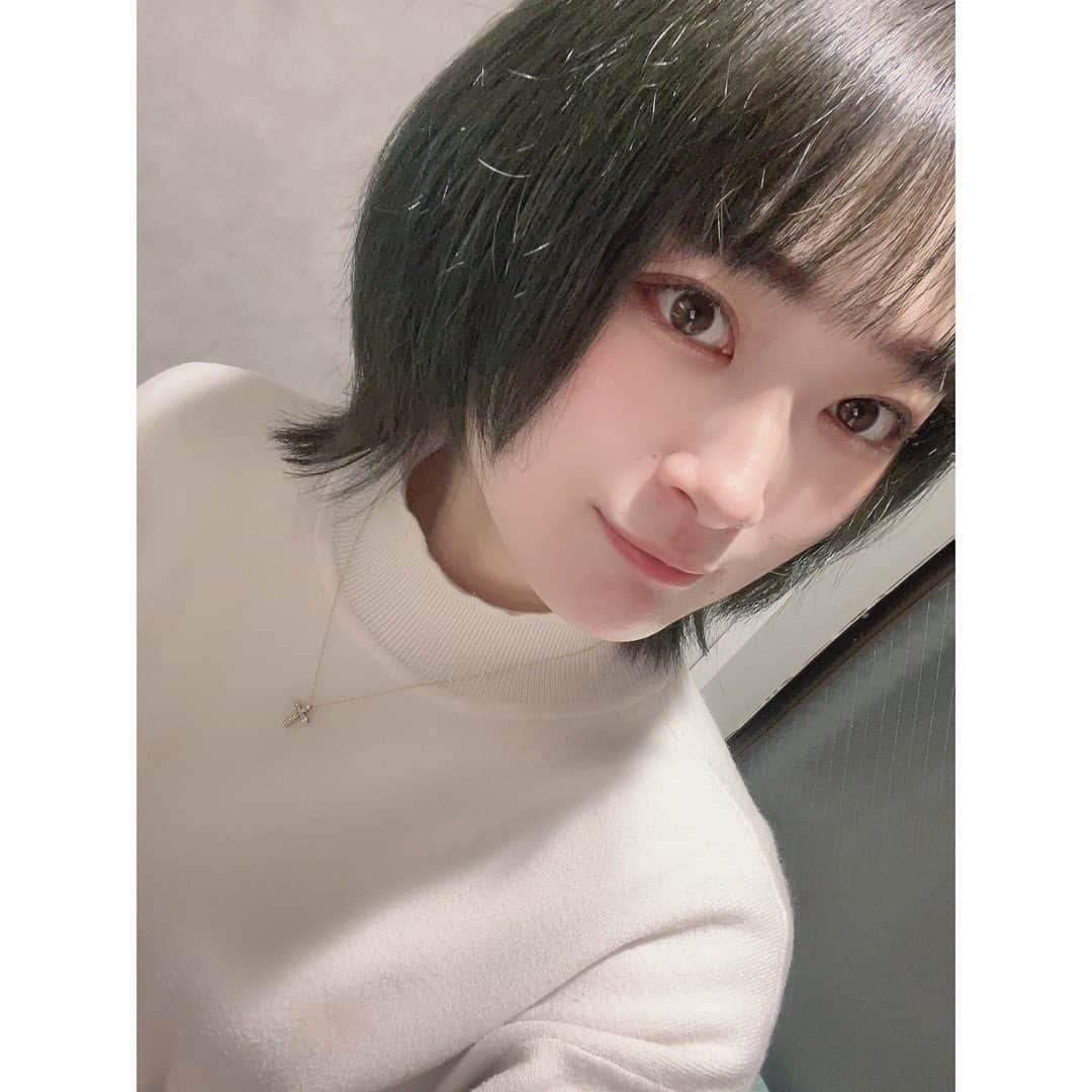 涼邑芹のインスタグラム：「髪カットとカラーしてきました！💇‍♀️💈✂️🐺 #ウルフカット #ウルフカット女子 #カーキブラウン #仮面女子 #涼邑芹」