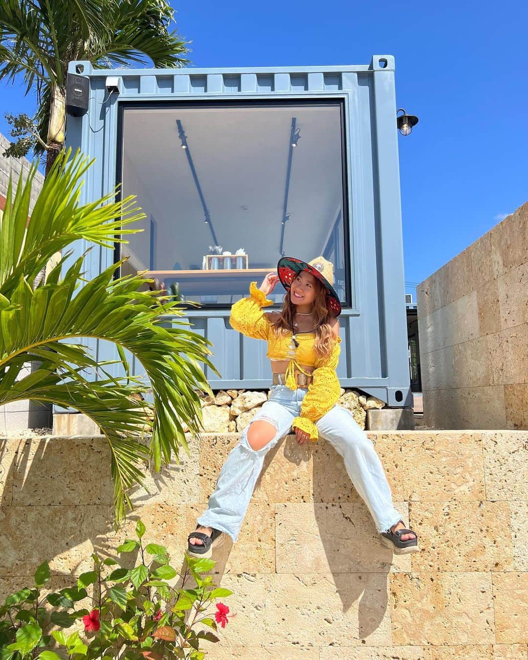 Riho kawaiさんのインスタグラム写真 - (Riho kawaiInstagram)「. 久々に太陽浴びて幸せだった〜🌞🧡 やっぱりこーでなきゃ✌︎✌︎🌈 ⁡ ⁡ どこもかしこも可愛いお店は @sundo.miyako  だよ✨ ⁡ ⁡ 友達が来たら連れて行ってあげたい お店にはいる！！ぜんぶが可愛い🦋💙 ⁡ ⁡ ⁡ ⁡ ⁡ 📍#宮古島 #sundmiyako 📸#iphonecam  ⁡ ⁡ ⁡ ⁡ ⁡ #miyako#miyakojima#okinawa#宮古島グルメ#宮古島ランチ#オシャレカフェ#沖縄#宮古島移住#島移住#島暮らし#ラテ肌#サマーガール#宮古ブルーに恋をした#海がある生活#宮古島カフェ」4月5日 20時27分 - ripo0322