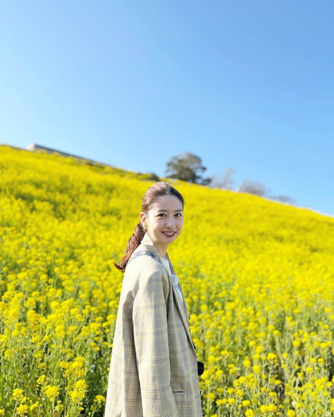 中田あすみのインスタグラム：「最近の自分の写真が全く無く、再び菜の花写真ですみません。  本日誕生日を迎えました！！🎂 家族でのんびり過ごせていることに感謝しております…！ 既にメッセージを頂いた皆様ありがとうございます。 公私共に充実した1年になるよう頑張ります！  #4月5日 #誕生日 #1年が異常に早い #皆様にとっても素敵な1年でありますように」