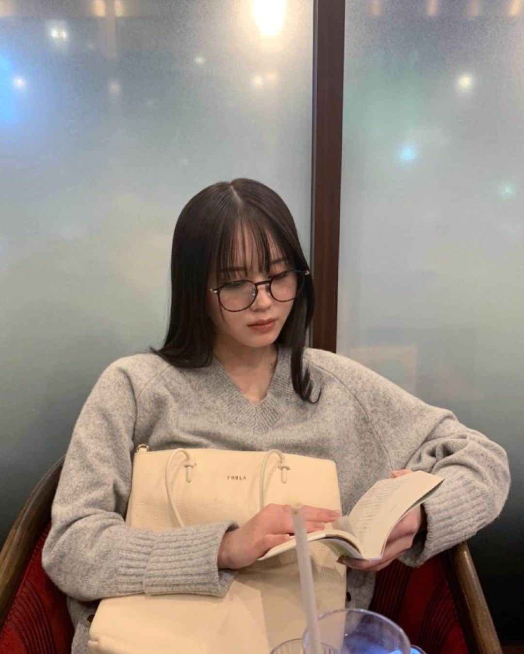 榎本ゆいなさんのインスタグラム写真 - (榎本ゆいなInstagram)「激アツなミステリー読んでる時の顔🥸 （眼鏡は雰囲気です） 　 　 星乃珈琲店のフレンチトースト大好き !! 　 　 　 #悲しみのイレーヌ #小説 #ミステリー #榎本ゆいな」4月5日 20時45分 - enomoto_yuina