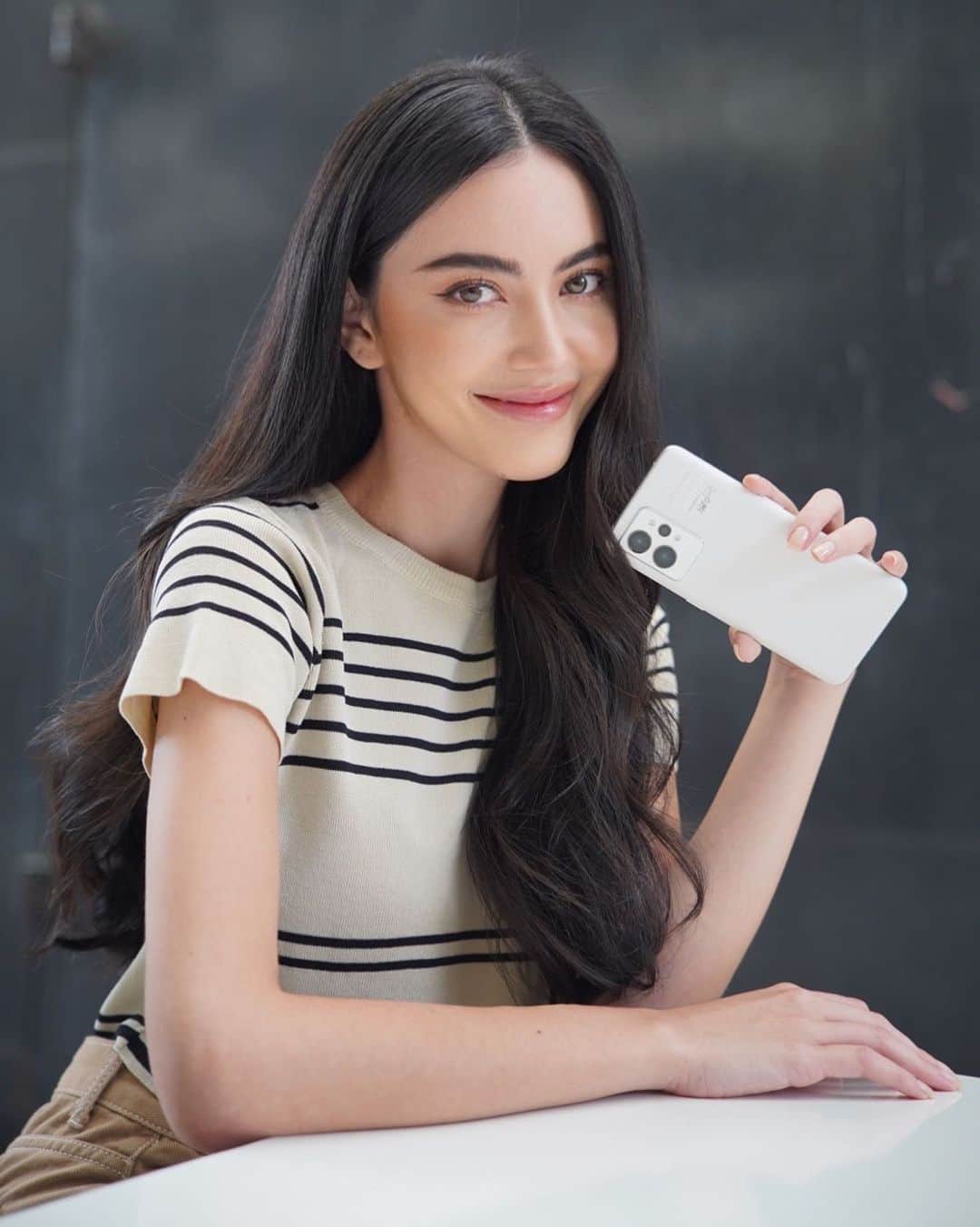 マイ・ダーウィカーのインスタグラム：「พบกับสมาร์ตโฟนเรือธงที่พรีเมี่ยมที่สุดของ realme มาในคอนเซ็ปต์เพื่อสิ่งแวดล้อม realme GT 2 Pro 🤍 เร็ว แรงด้วย Snapdragon 8 Gen 1 🤍 จอแสดงผล Super Reality 2K พร้อมเทคโนโลยี LTPO 2.0 ให้ภาพคมชัดสมจริง แสดงผลได้ 1.07 พันล้านสี! 🤍 ครั้งแรกของโลกกับดีไซน์สมาร์ตโฟนเพื่อสิ่งแวดล้อมใช้วัสดุพอลิเมอร์ชีวภาพในการผลิต 🤍 กล้องอัลตราไวด์ จับภาพกว้าง 150 องศา พร้อมโหมดฟิชอายสุดเจ๋ง! ในราคาเพียง 24,990 บาท  🤍สามารถซื้อได้ที่ ช่องทางออนไลน์ที่กำหนด 👈  📲 พบกันที่ realme Brand Shop และช่องทางการขายที่กำหนดในวันที่ 8 เม.ย. 65 เป็นต้นไป」