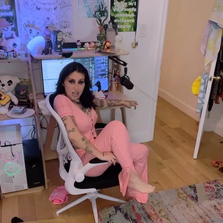 クレイショーンのインスタグラム：「what are you doing? are you watching me?」