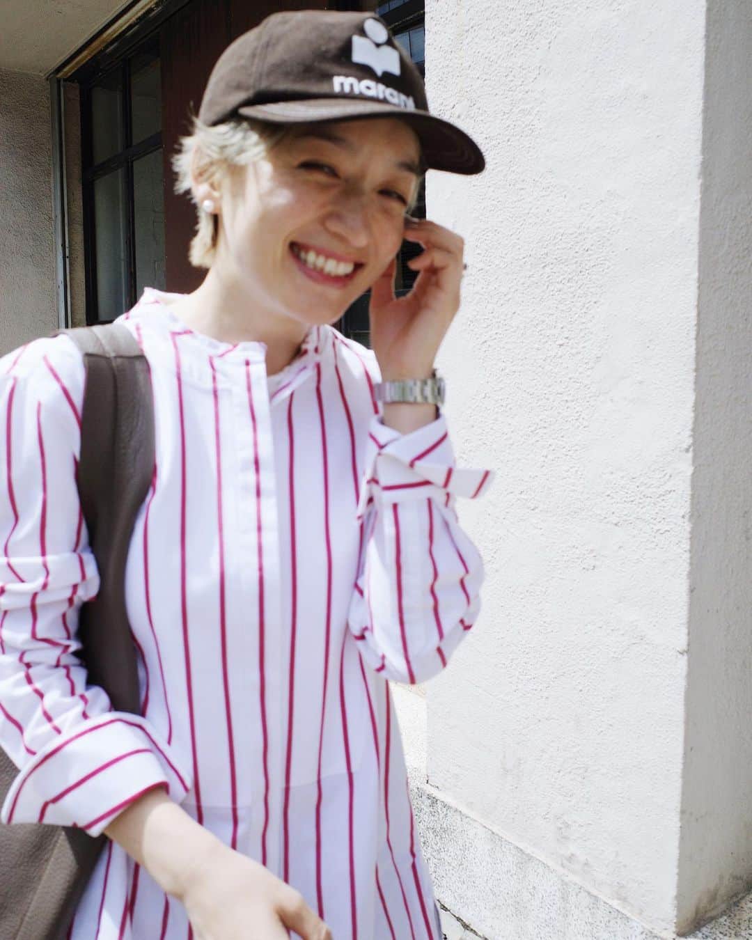 高山都さんのインスタグラム写真 - (高山都Instagram)「今日のテーマはセリーヌのシャツをコンサバに着ない。 お気に入りの @oldceline のシャツは、コットンだから、イメージを綺麗めにしたりカジュアルにしたり色々楽しめるから、最近のいちばんのお気に入りかも。 @allu_official.jp で新品の状態で見つけたリユース品。 早朝集合で撮影だったから、とことんラフに。 ボタンはいくつか開けて、白Tを覗かせたり、ゆるめのストレートデニムにスニーカー、キャップにボーイズの時計、アウターはステンカラーのコートで撮影に。 #都ふく shirt @oldceline  denim @fillthebill_mercantile  bag @therow  cap @isabelmarant  heart ring @tomwood_project  watch #rolexoysterperpetualairking  @corleone.jp  時計は82年生まれで同い年のもの。 実は、しばらく入院させてた間に、オーバーホールも全部やってもらって、ものすごく元気でピカピカな状態で戻ってきた。 メンテナンスして長く付き合っていきたいなー。」4月5日 12時12分 - miyare38