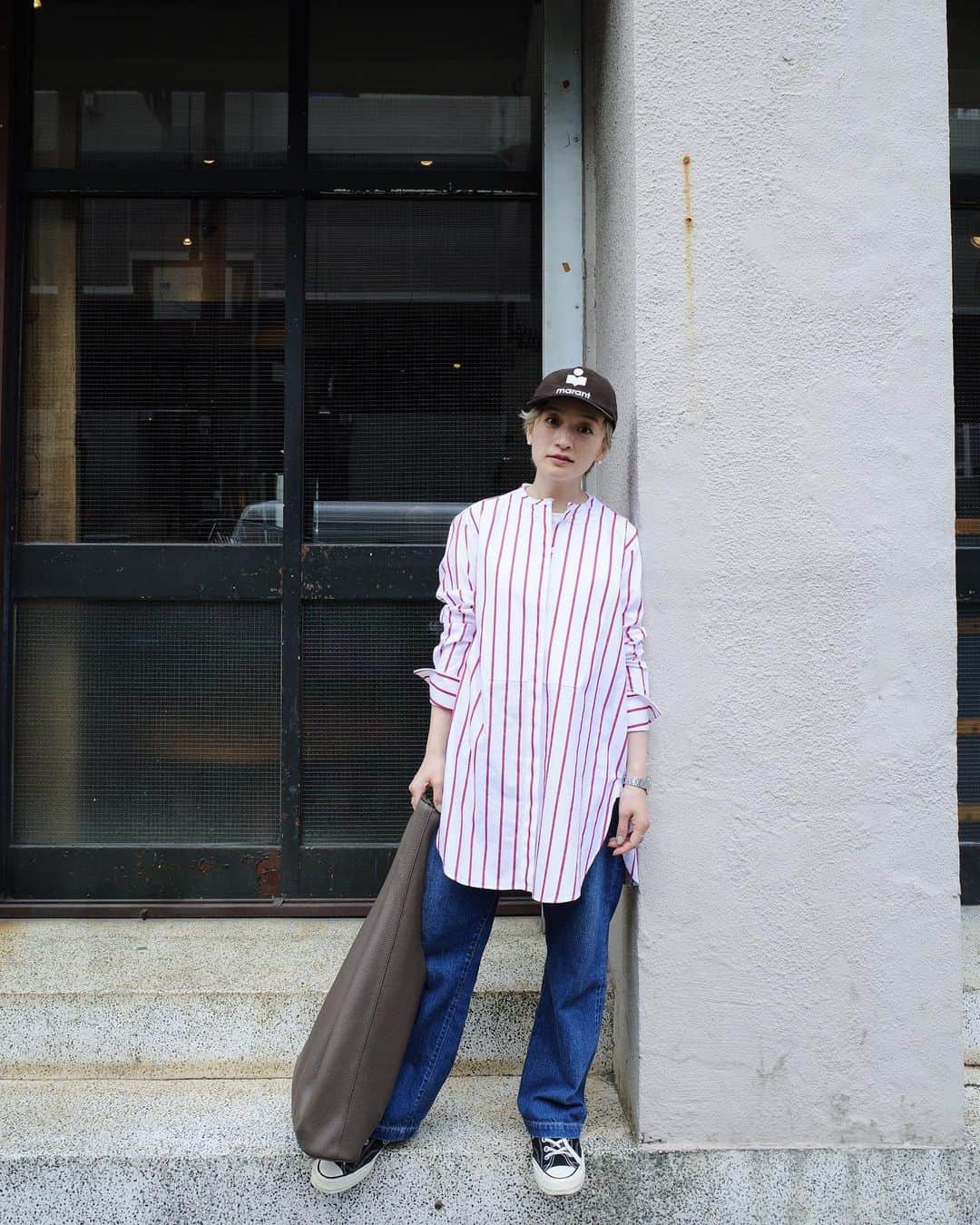 高山都さんのインスタグラム写真 - (高山都Instagram)「今日のテーマはセリーヌのシャツをコンサバに着ない。 お気に入りの @oldceline のシャツは、コットンだから、イメージを綺麗めにしたりカジュアルにしたり色々楽しめるから、最近のいちばんのお気に入りかも。 @allu_official.jp で新品の状態で見つけたリユース品。 早朝集合で撮影だったから、とことんラフに。 ボタンはいくつか開けて、白Tを覗かせたり、ゆるめのストレートデニムにスニーカー、キャップにボーイズの時計、アウターはステンカラーのコートで撮影に。 #都ふく shirt @oldceline  denim @fillthebill_mercantile  bag @therow  cap @isabelmarant  heart ring @tomwood_project  watch #rolexoysterperpetualairking  @corleone.jp  時計は82年生まれで同い年のもの。 実は、しばらく入院させてた間に、オーバーホールも全部やってもらって、ものすごく元気でピカピカな状態で戻ってきた。 メンテナンスして長く付き合っていきたいなー。」4月5日 12時12分 - miyare38