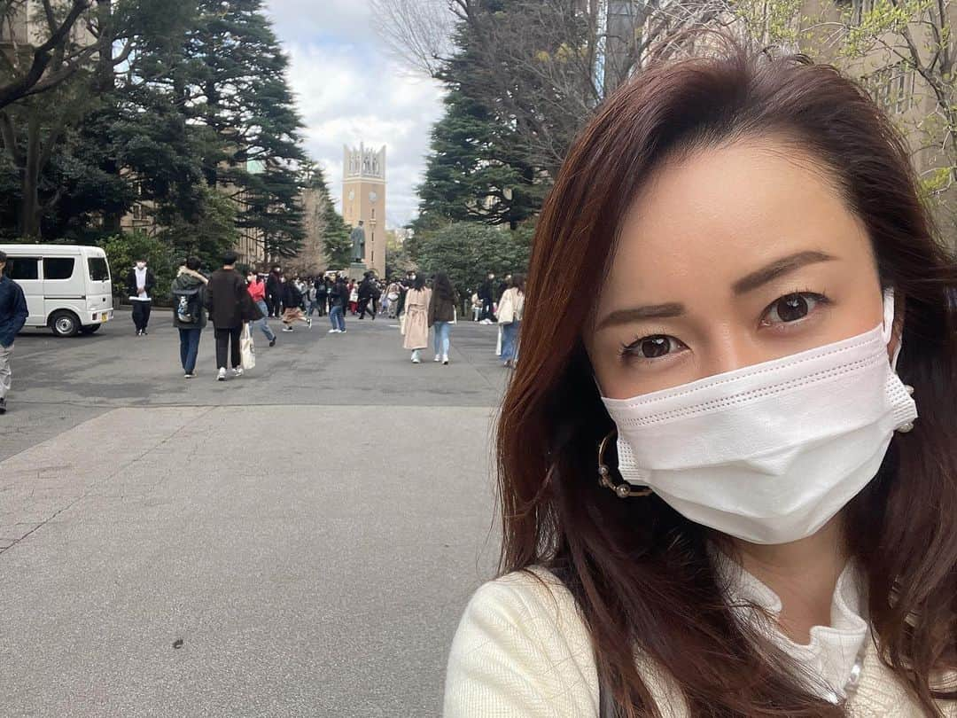 宮崎宣子さんのインスタグラム写真 - (宮崎宣子Instagram)「初授業へ… 5分前に着いたのにほとんど着席されてて、 まさかの初日から一番前の席😱  皆さんのやる気に初日から完敗🙌  とりあえず、初授業、無事終えました…🙏 脳みそが🧠フル回転。  新人勧誘にサークルの皆さんが賑わってて、 何だか卒業から20年という月日の流れをしみじみ感じました。  大隈さん、また宜しくお願い致します🙏  #入学 #新歓 #母校へ #早稲田大学 #経営管理研究科  #新入生になりました #再入学」4月5日 12時46分 - miyazaki_nobuko