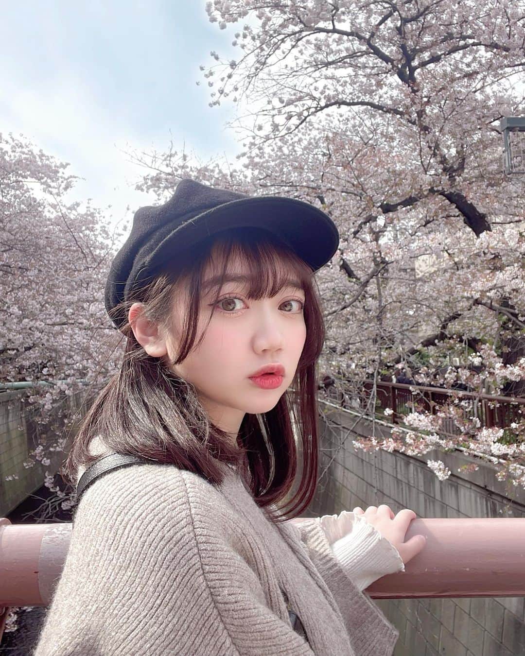 のインスタグラム：「🌸  もう散り始めたかな？ 今年はギリギリ散る前にお花見する事が出来ました。 4月になって新生活が始まる人も多いと思いますが、頑張りましょう💓  #桜#お花見#目黒川#目黒川の桜#目黒川桜まつり」
