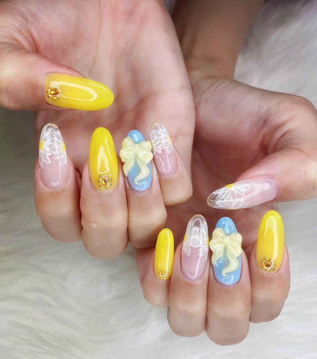 桜ゆみさんのインスタグラム写真 - (桜ゆみInstagram)「. 春💐春💐春はるはる〜💛💅 お洋服もネイルもお天気も春がいちばん好き🤍 毎年春はイエローなネイルするの🍋🍋 リボンパーツはオリジナルで作ってもらったよ🎀 白いお花模様の爪はスカルプで透明で可愛い😻💕 とにかく全部がかわいい😻😻😻 .  💅▶︎ @prism_0801  . #春ネイルデザイン #春ネイル2022  #お花ネイルデザイン  #ウエディングネイル #ブライダルネイル  #新宿ネイル #新宿ネイルサロン #歌舞伎町ネイルサロン #西新宿ネイルサロン #西新宿ネイル」4月5日 13時00分 - yumi.sakura1111